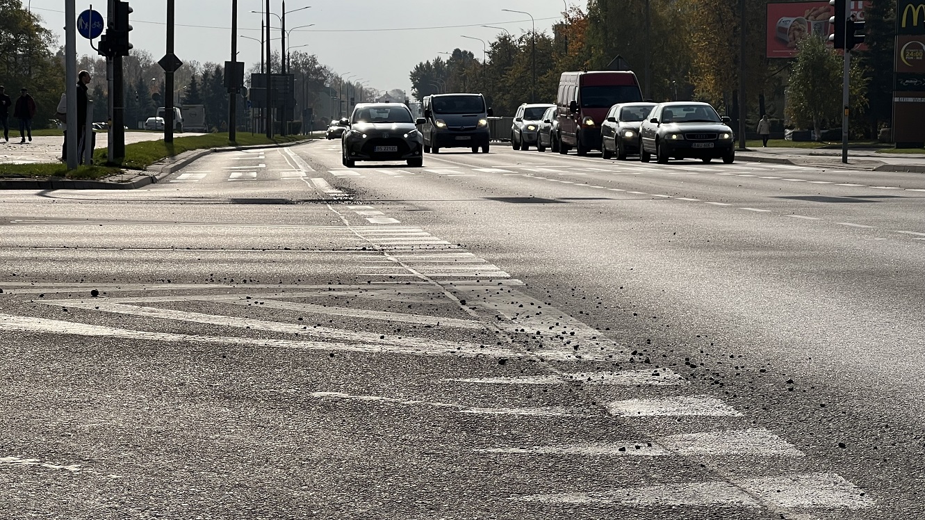 Kruszywo wypada z ciężarówek przemieszczających się po suwalskich ulicach