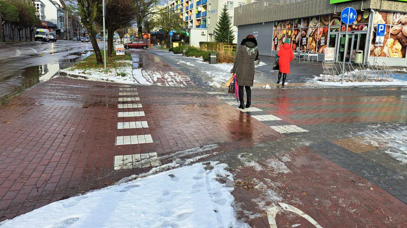 Oblodzone jezdnie i chodniki. Tak wczoraj rano było w Suwałkach