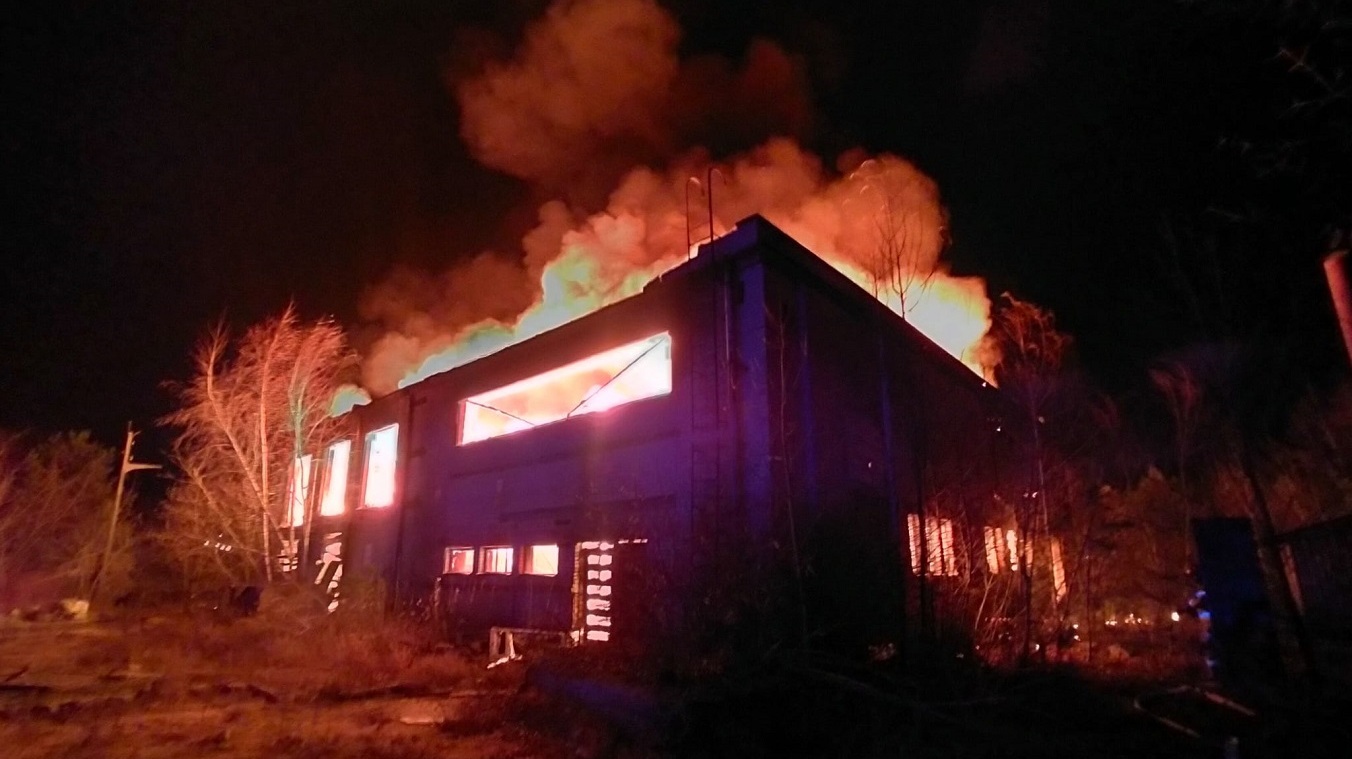 Niemal doszczętnie spłonęła opuszczona hala po starym tartaku na augustowskim Lipowcu