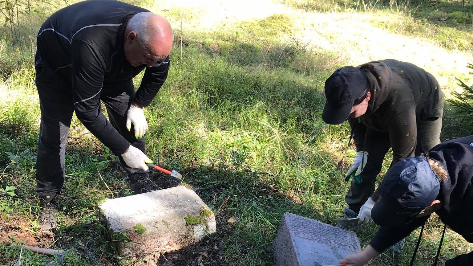Augustowianie odnawiają polskie groby na Białorusi