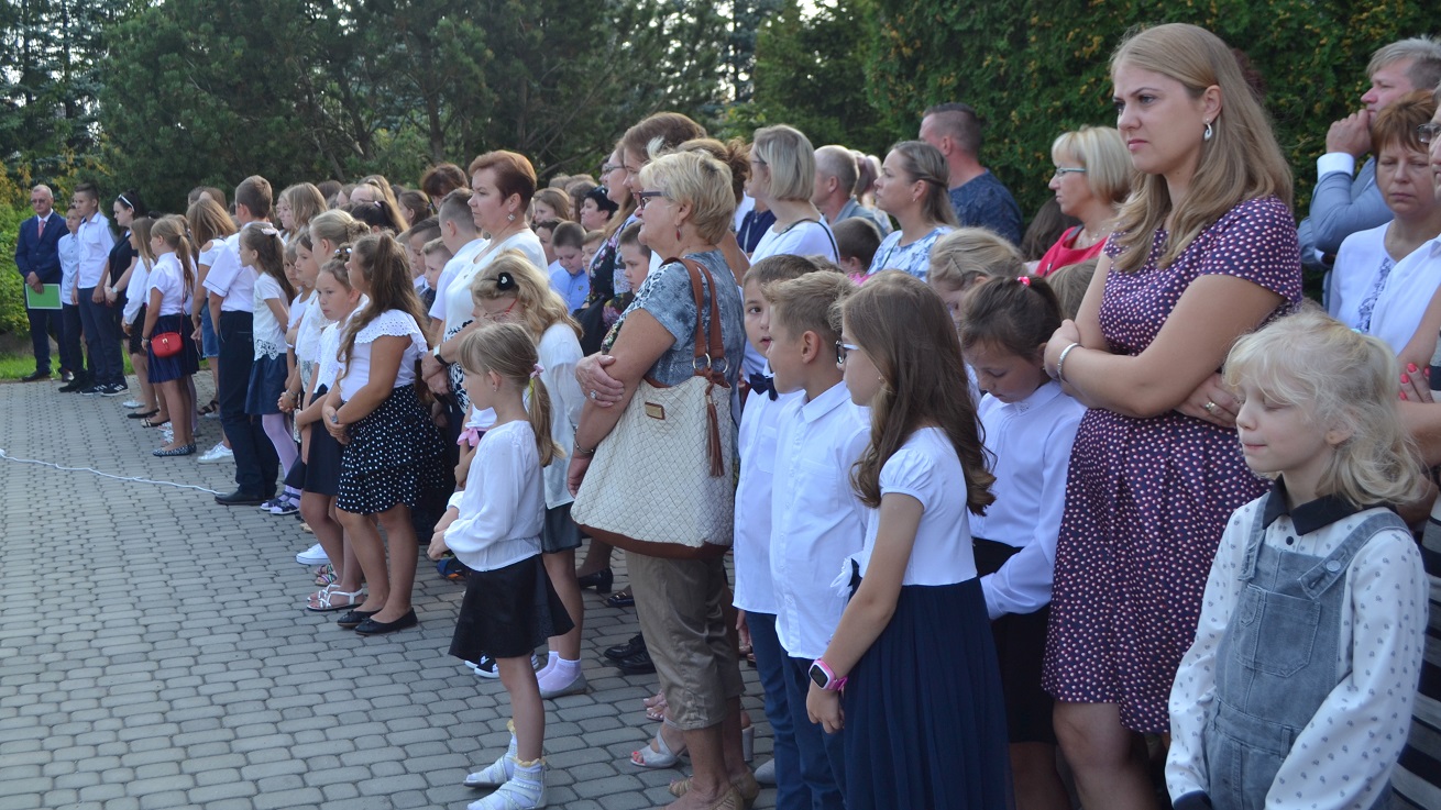 Ponad pół tysiąca dzieci rozpoczęło rok szkolny w Szkole Podstawowej w Raczkach