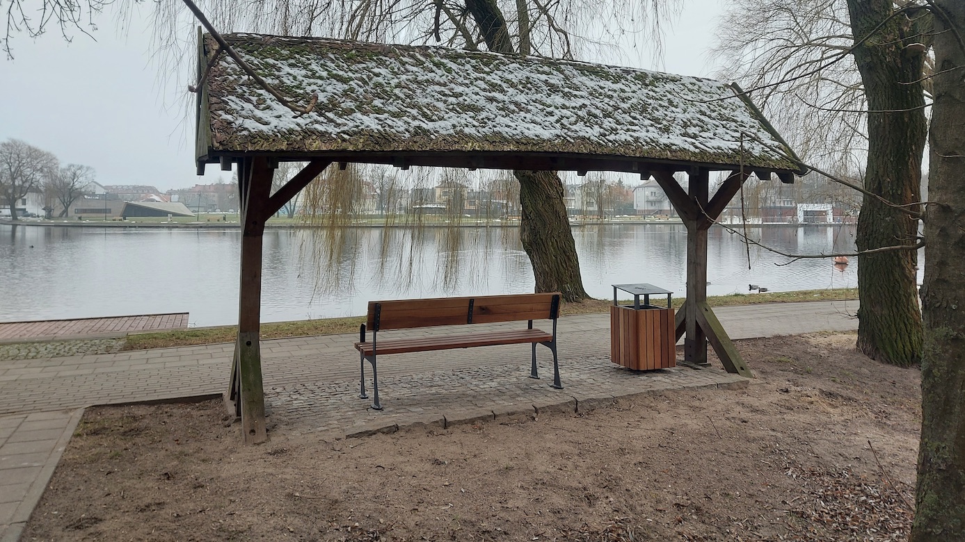 Spróchniałe daszki nad ławkami na augustowskich bulwarach zostaną wymienione na nowe