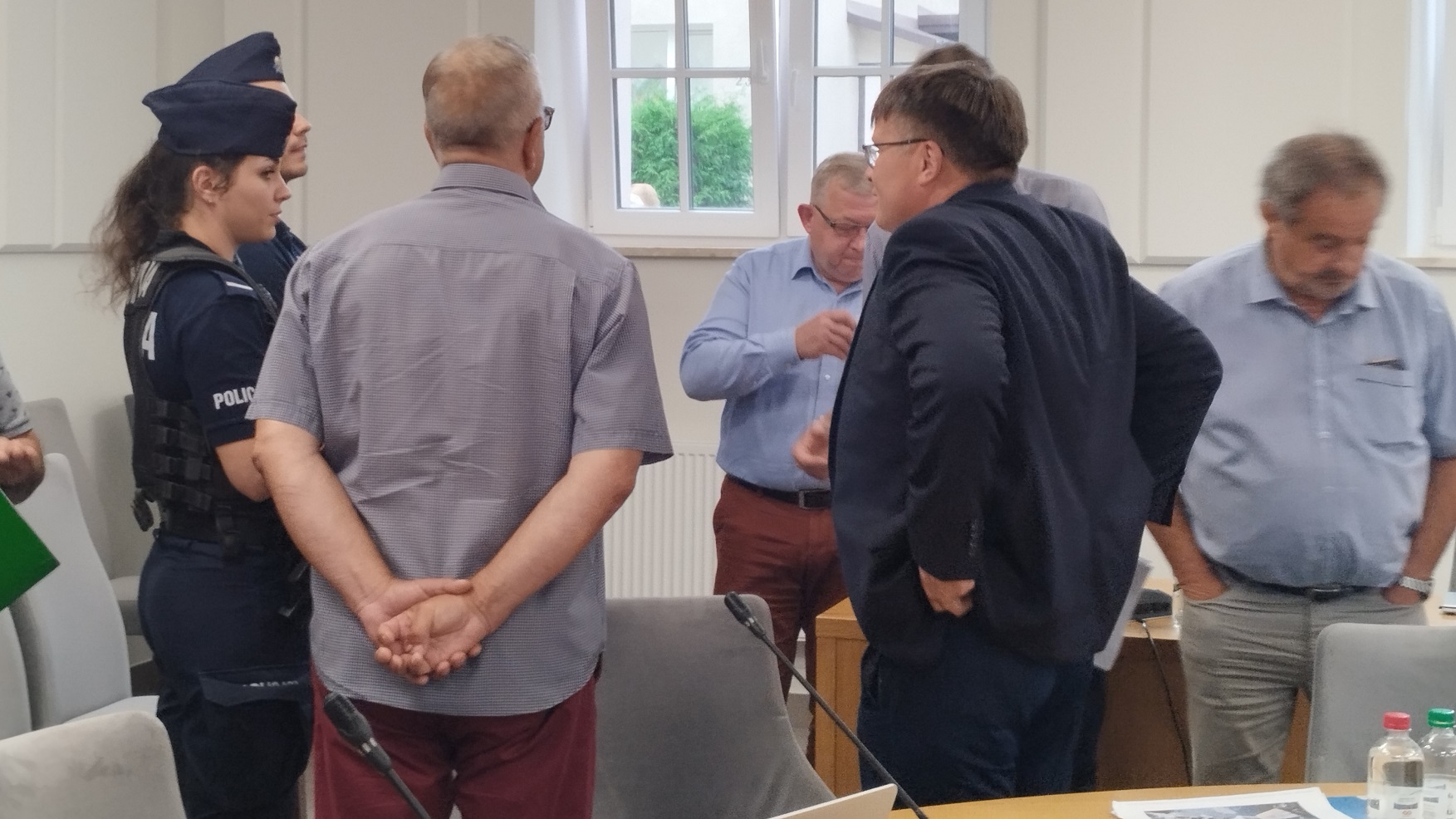 Policja znowu pojawiła się na sesji augustowskich radnych