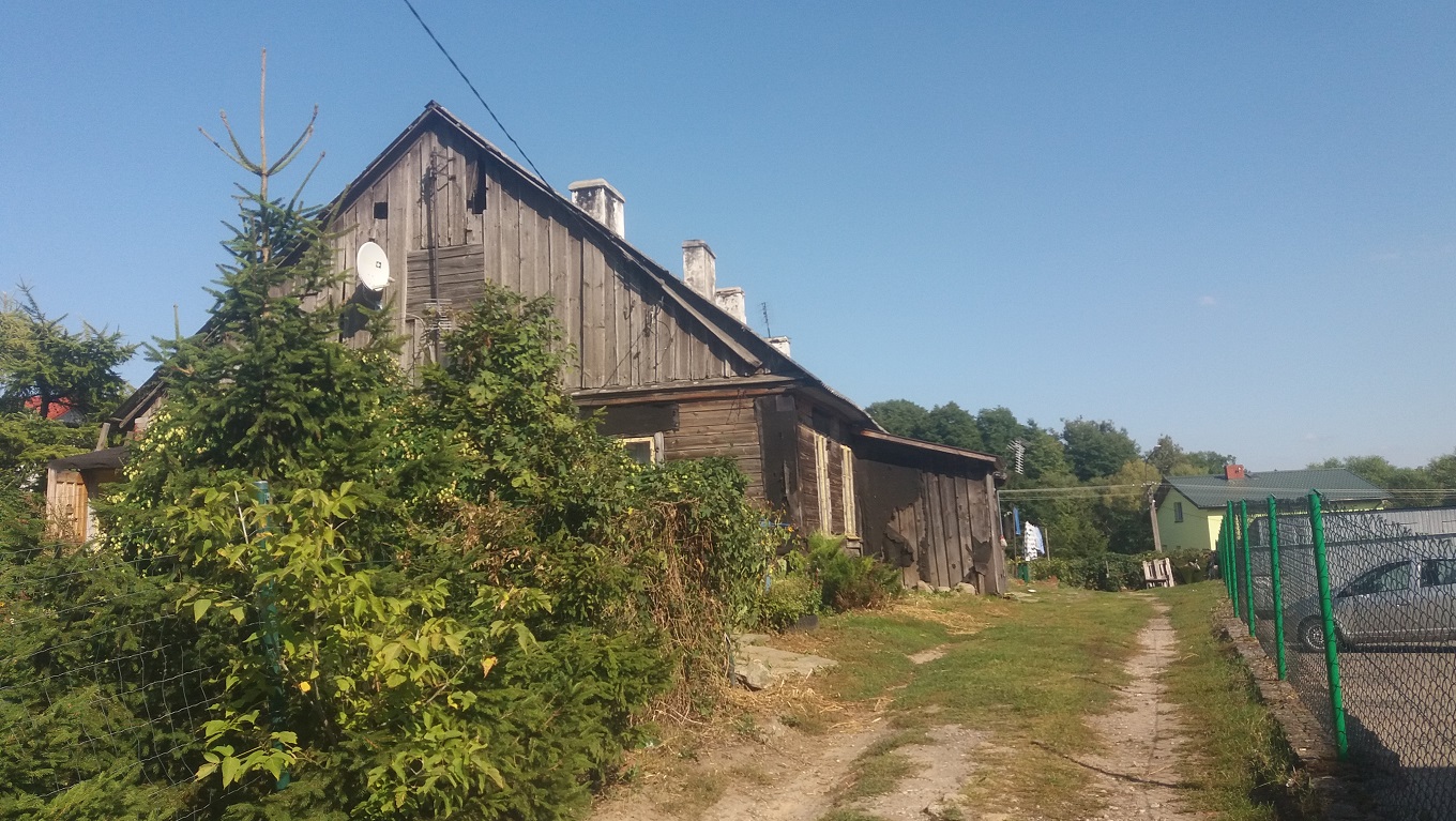 Sejnianie mieszkający w budynku komunalnym skarżą się na podwórkową drewnianą toaletę