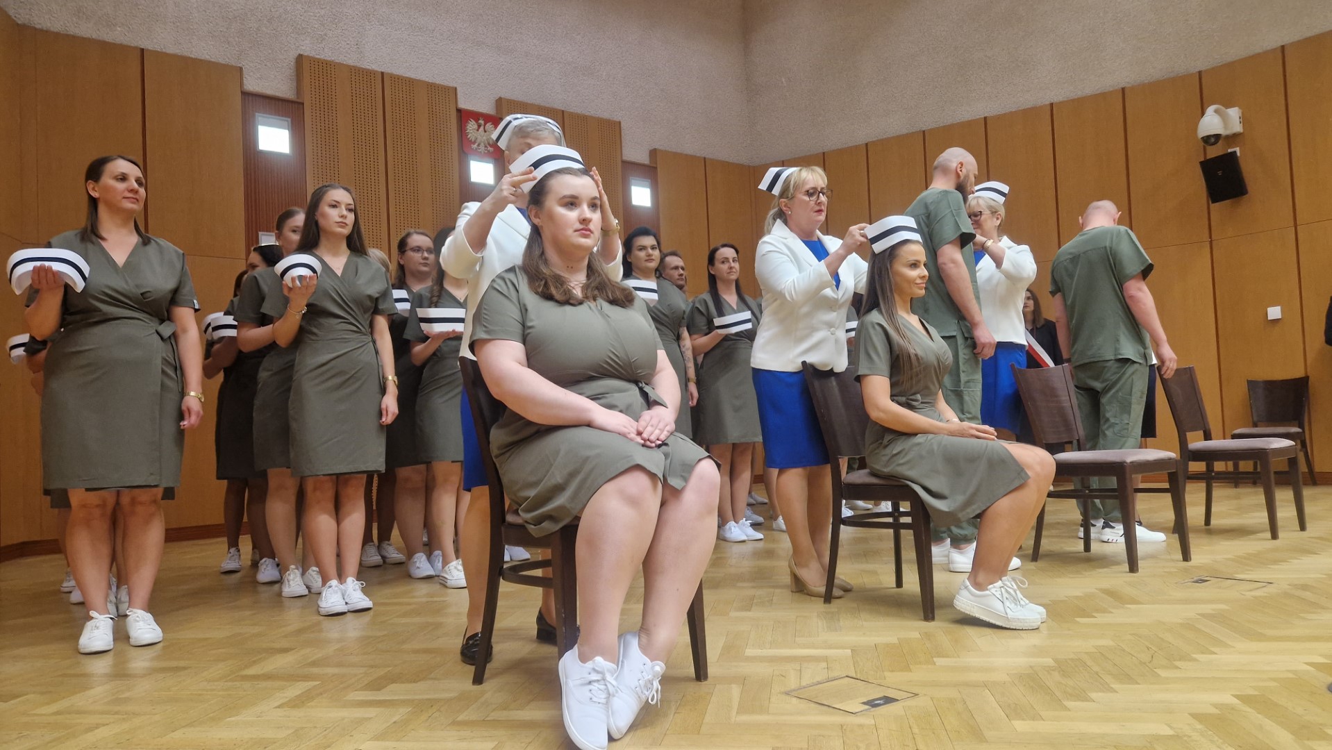 Wczoraj (9.05) 40 studentów II roku pielęgniarstwa PUZ w Suwałkach złożyło uroczyste ślubowanie i przyjęło symboliczne czepki