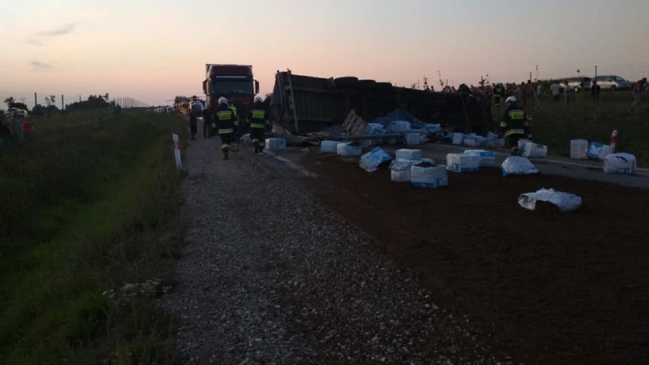 Wypadek na DK8 w okolicy Augustowa - kierowca ciężarówki w szpitalu