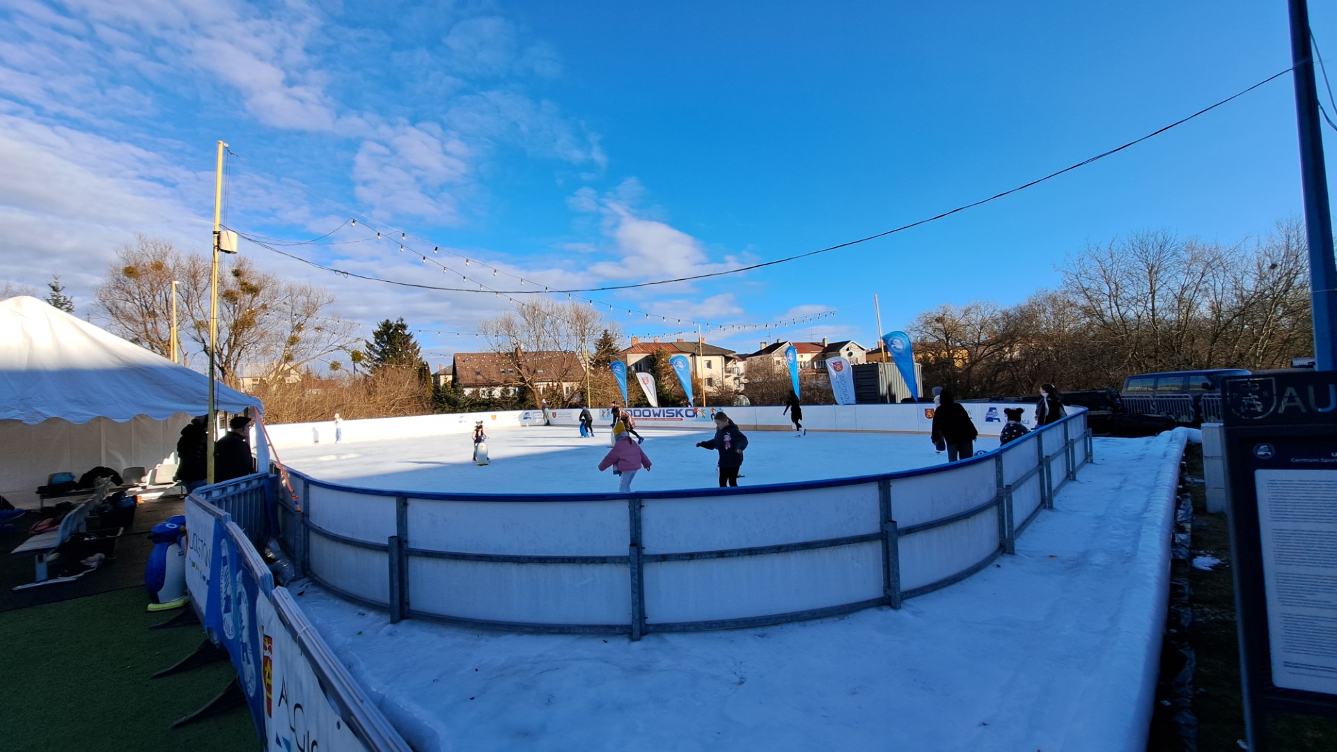 Lodowisko w Augustowie podczas ferii cieszy się dużym zainteresowaniem