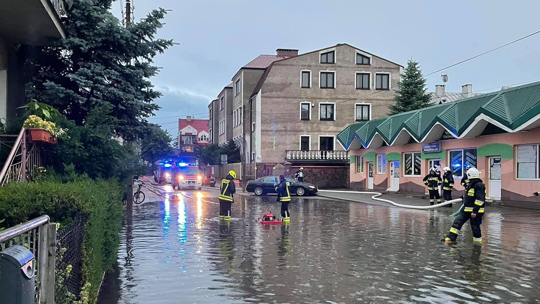 Augustów po burzy - zalane piwnice, sklepy i budynki mieszkalne