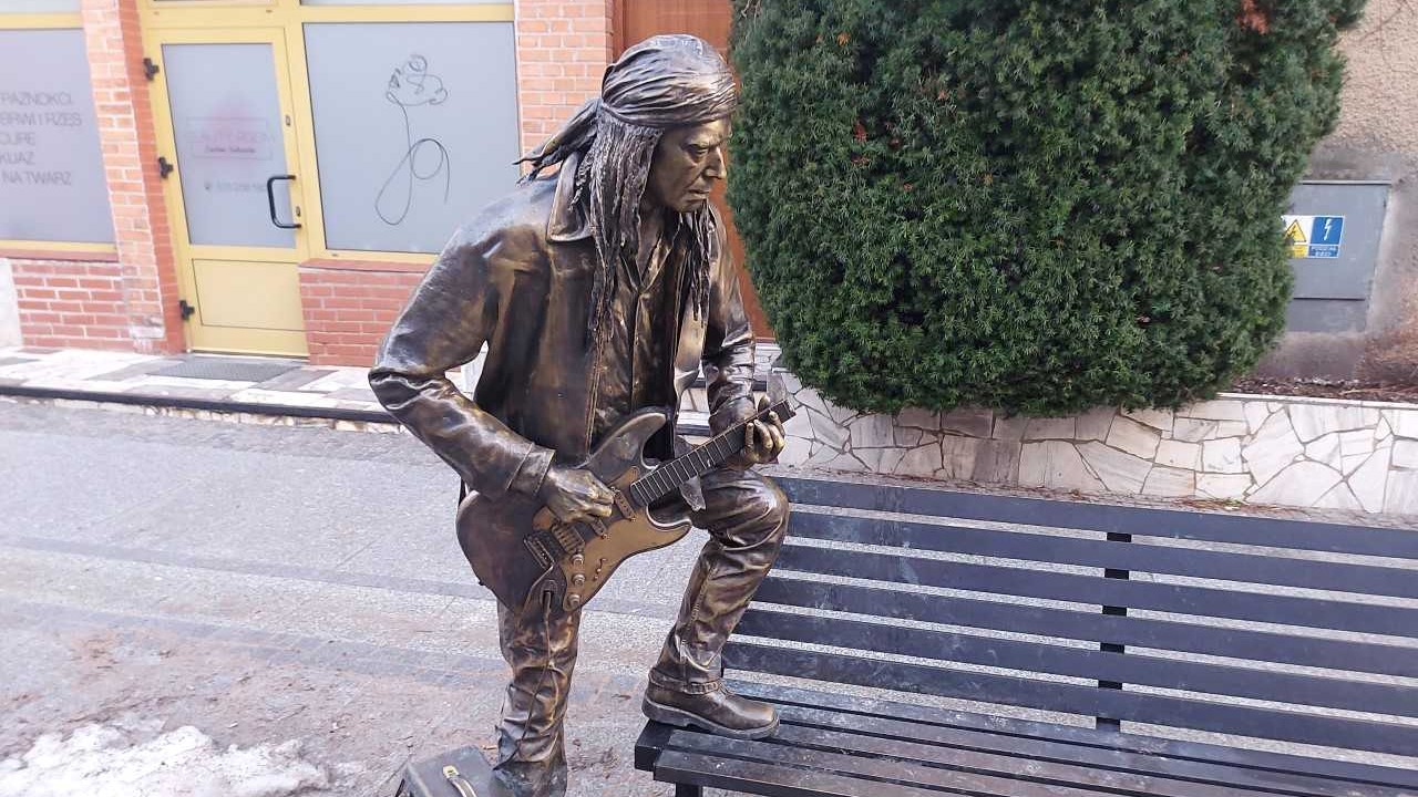 Wandale po raz trzeci zniszczyli rzeźbę bluesmana na suwalskiej ulicy Chłodnej