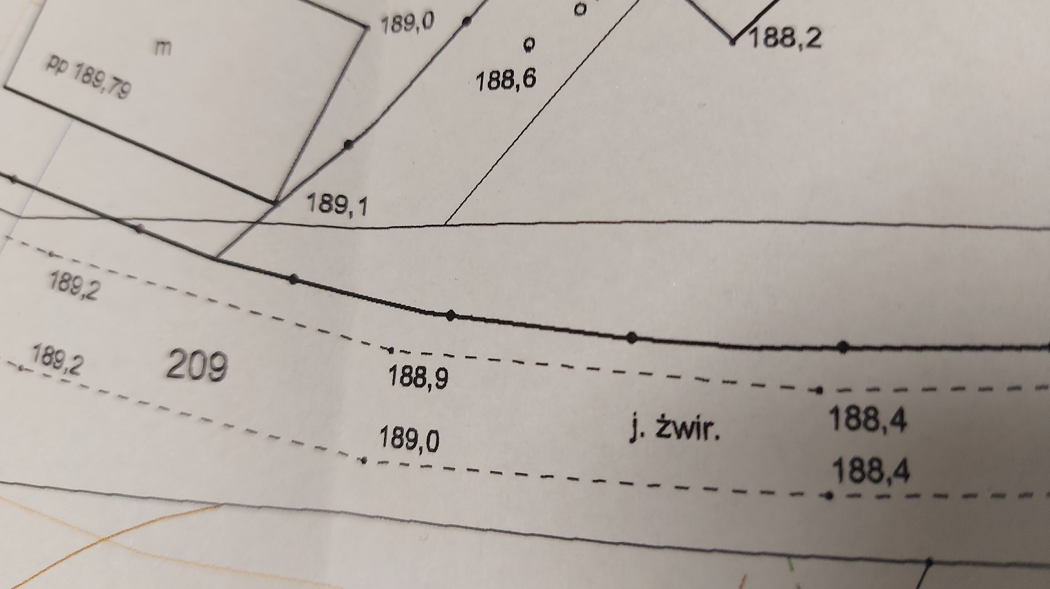 Mieszkaniec wsi Bród Nowy zarzuca władzom gminy Suwałki, że nie starają się o poszerzenie gminnej drogi