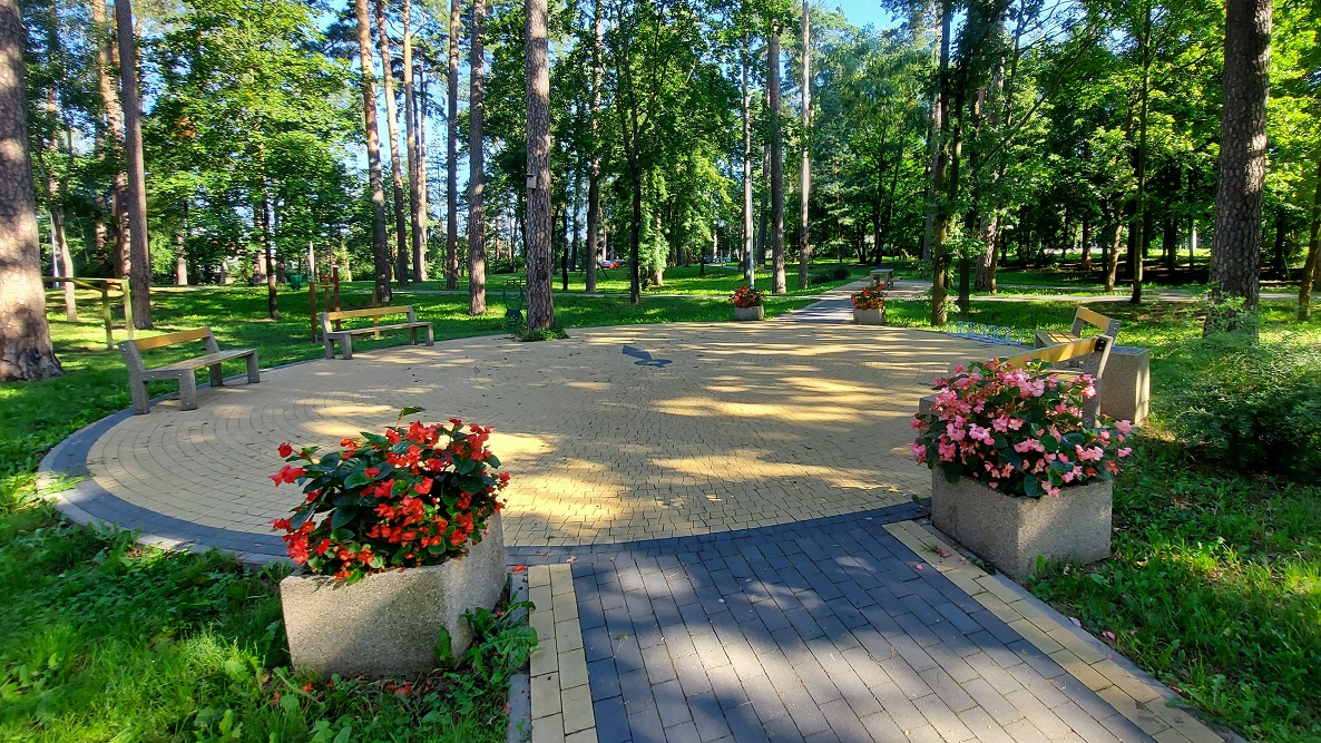 Wandale zdewastowali Park Herberta na augustowskim Lipowcu