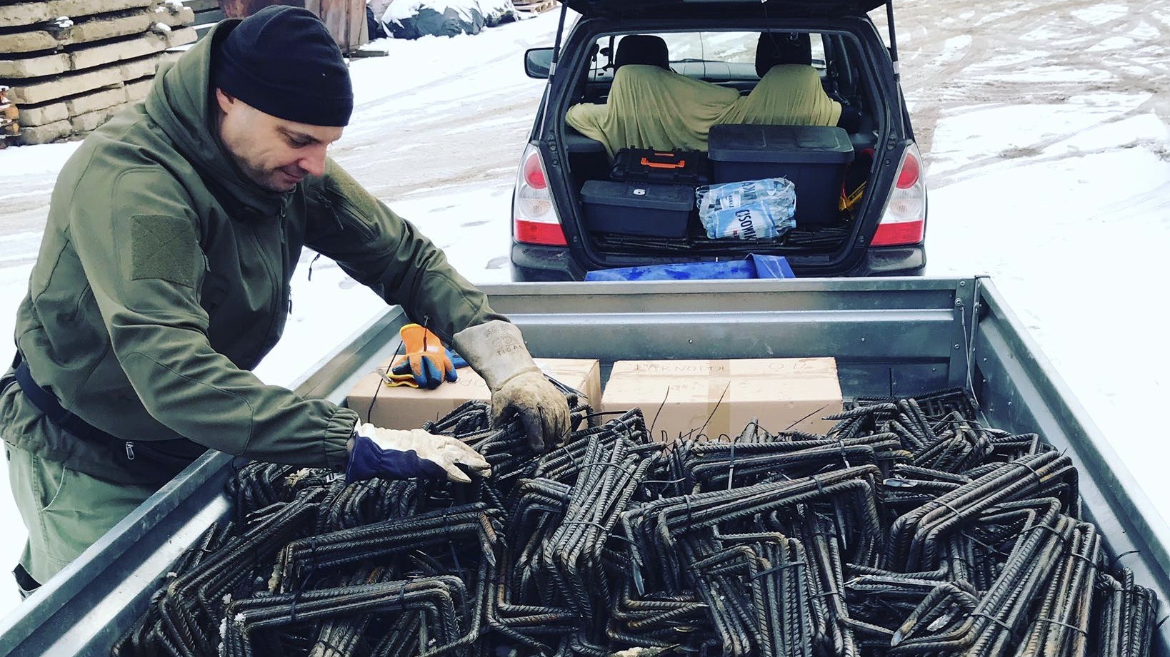 Augustowianie robią kotwy ciesielskie, które posłużą do umocnień okopów na Ukrainie