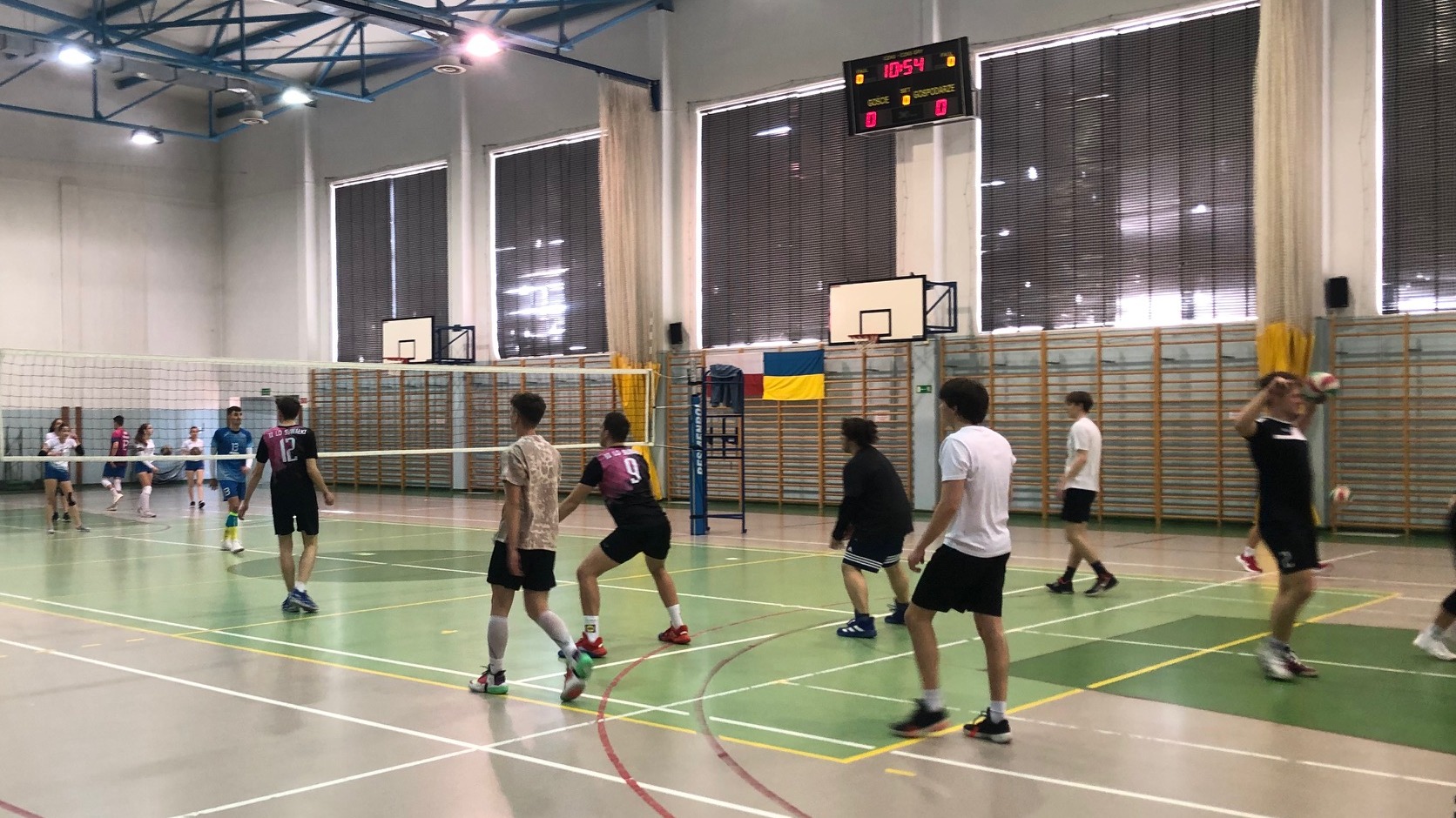 Uczniowie suwalskich szkół średnich wystąpili w charytatywnym turnieju siatkówki, by wspomóc społeczność ukraińską