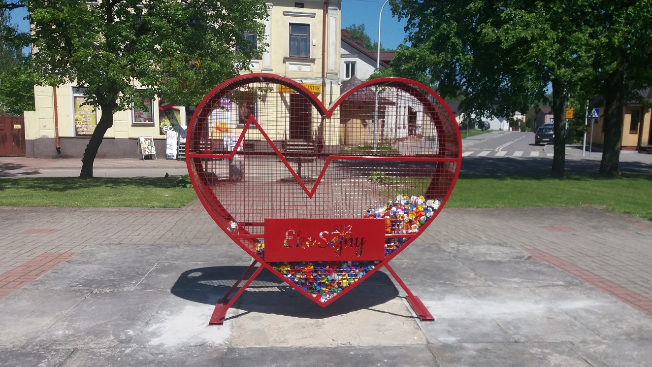 Wielkie czerwone serce stanęło w centrum Sejn