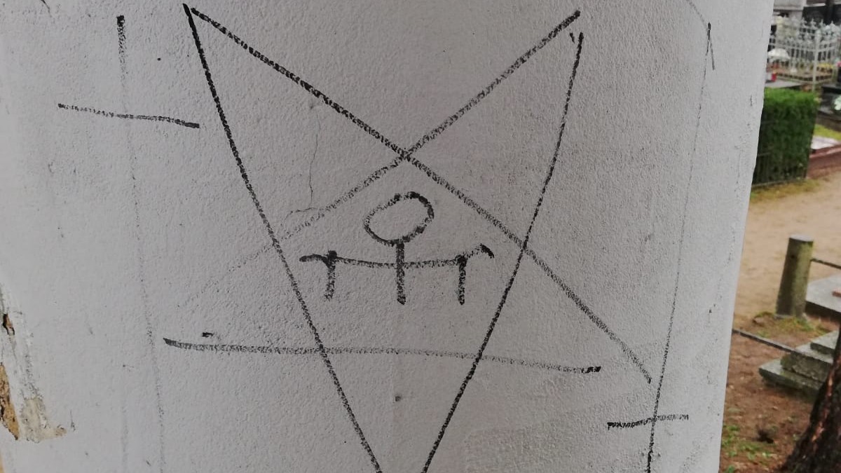 Sejny. Satanistyczne symbole na cmentarzu