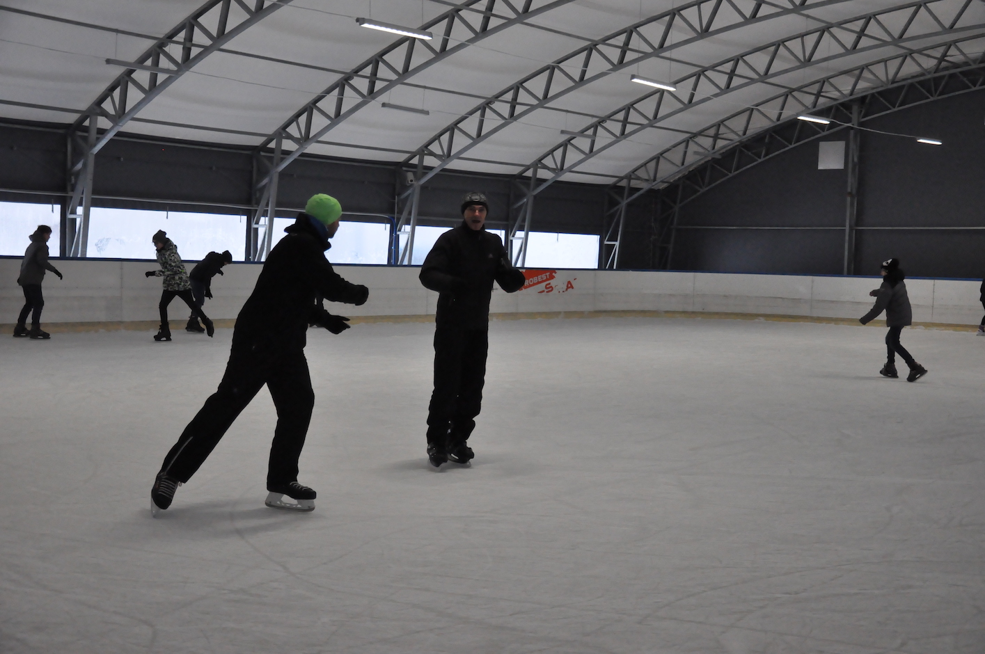 Ruszyło suwalskie miejskie lodowisko przy Szkole Podstawowej nr 11