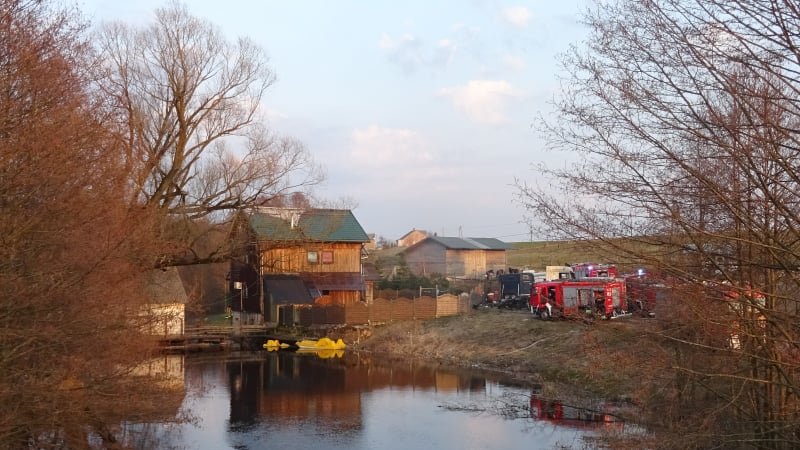 Pożar młyna wodnego we wsi Małe Raczki - dzięki szybkiej akcji strażacy uratowali drewniany budynek