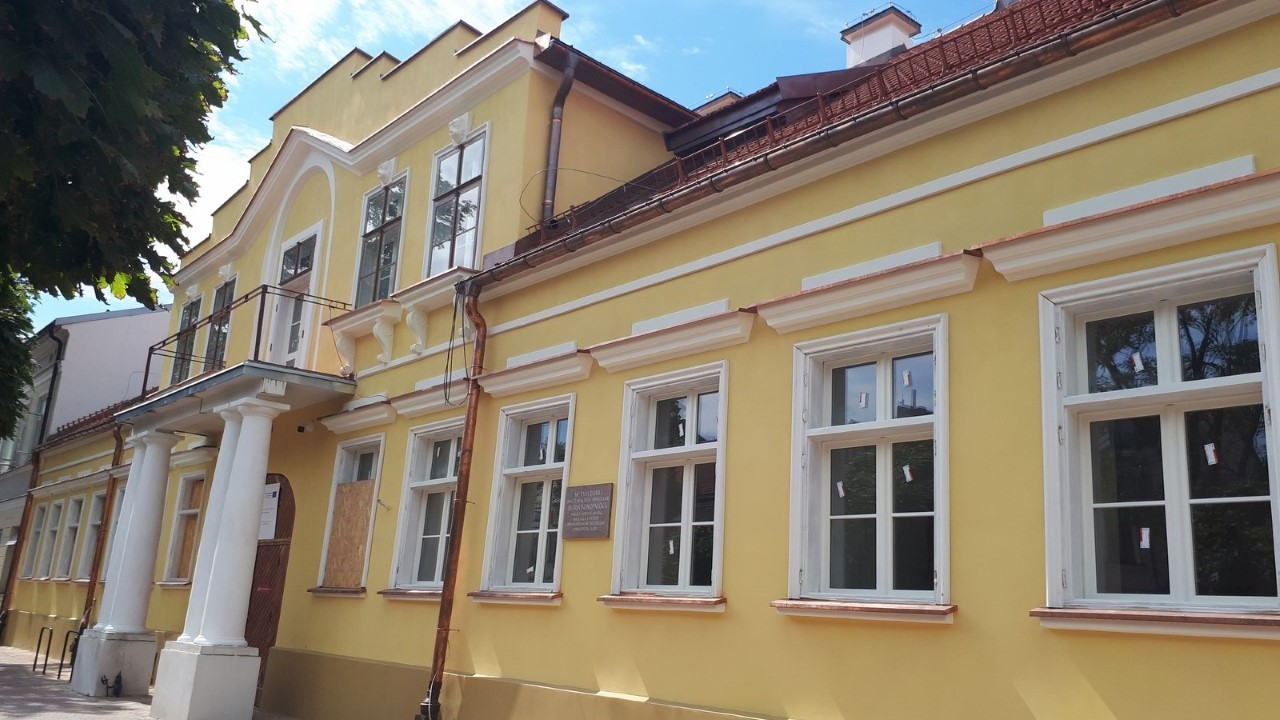 Przez niemal 90 lat pojawiała się w budynku i z niego znikała. Mowa o tablicy poświęconej Marii Konopnickiej