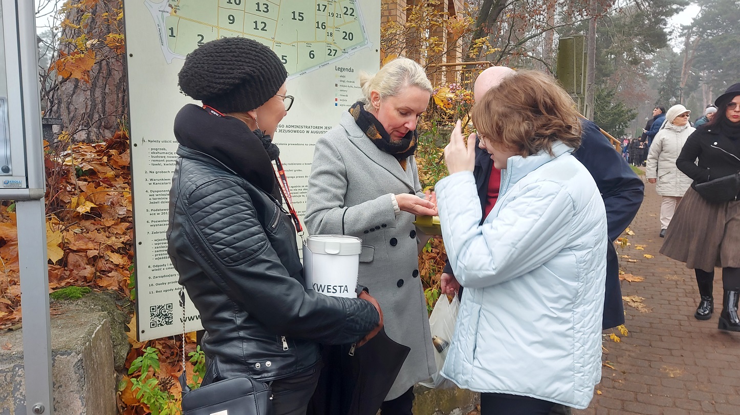 Ponad 17,5 tys. zł zebrali podczas kwesty wolontariusze na augustowskim cmentarzu