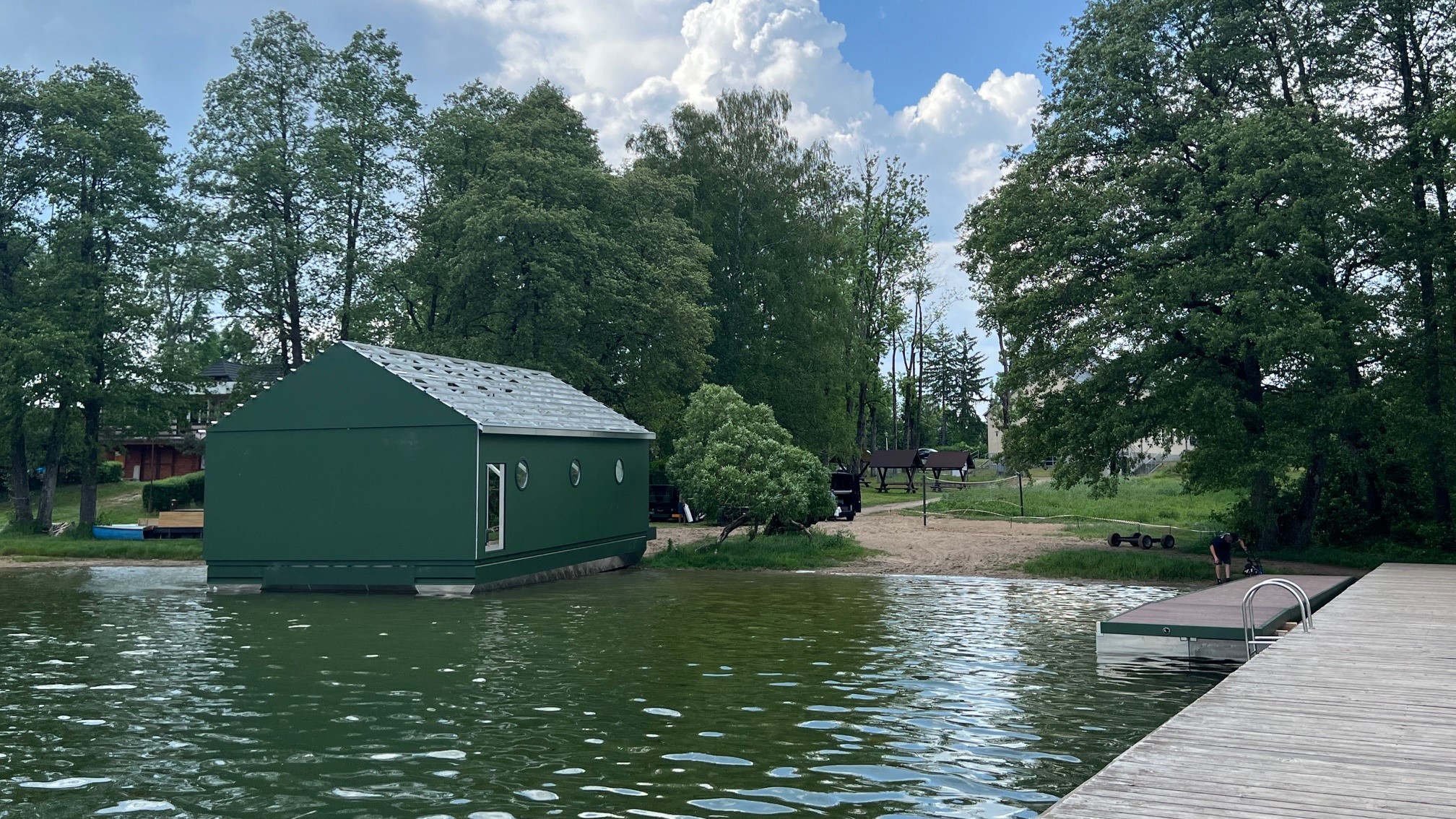Plażę w Starym Folwarku zajmuje sporych rozmiarów blaszana konstrukcja