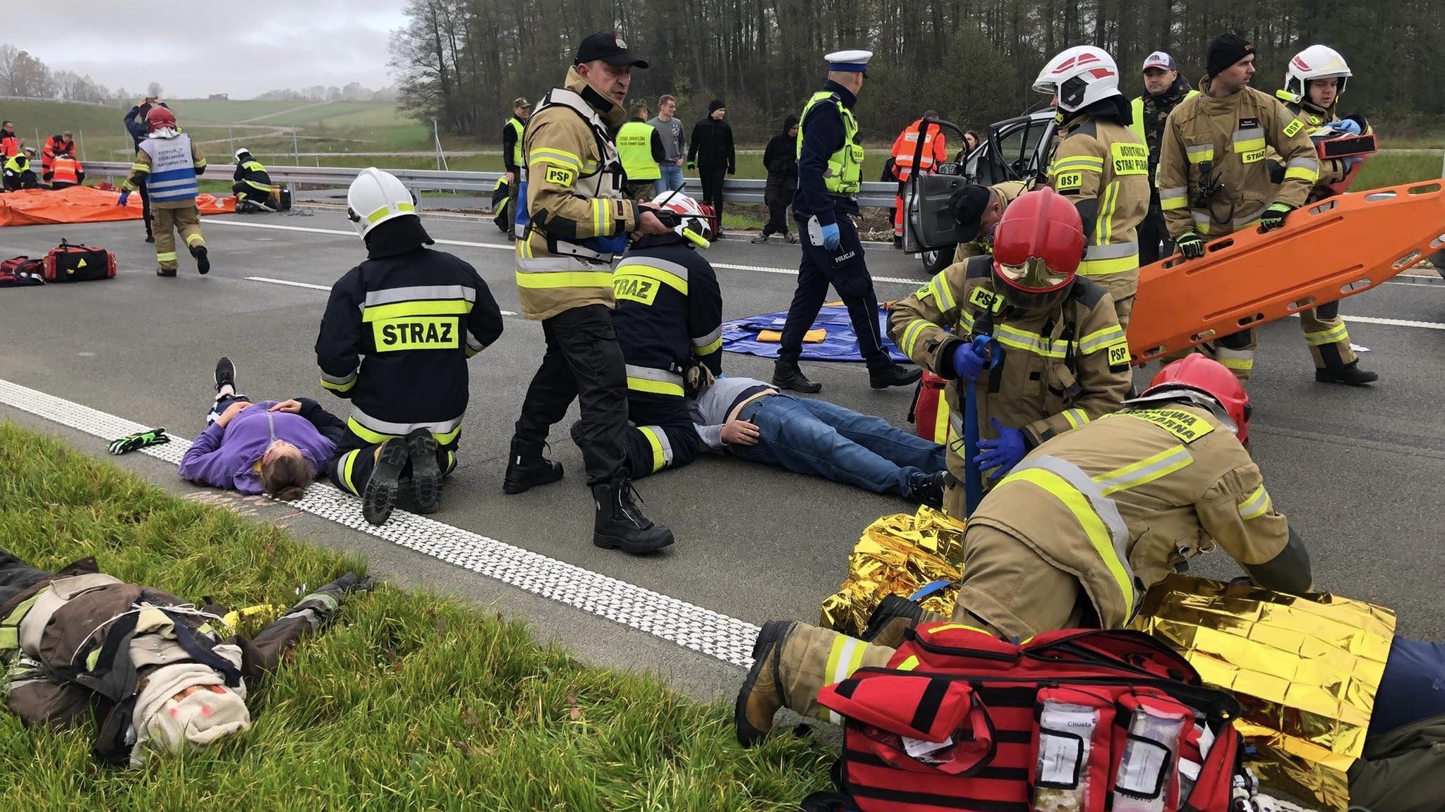 Ćwiczenia policjantów i strażaków na drodze ekspresowej