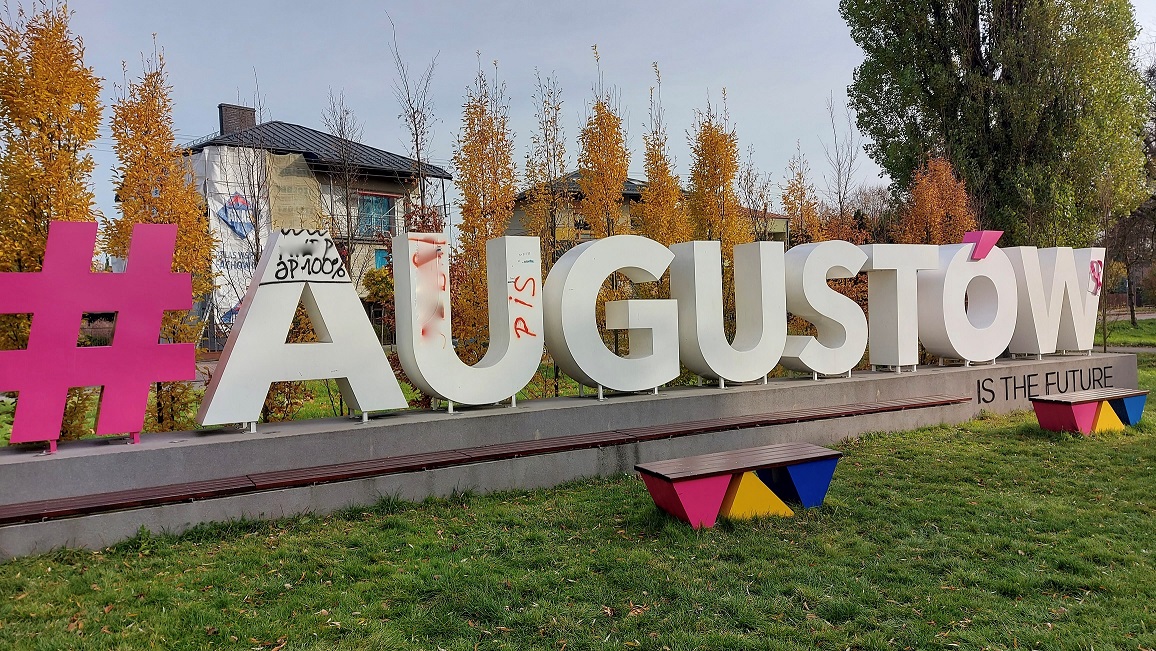 Wulgarne słowa pojawiły się na napisie "Augustów" - jednej z wizytówek miasta