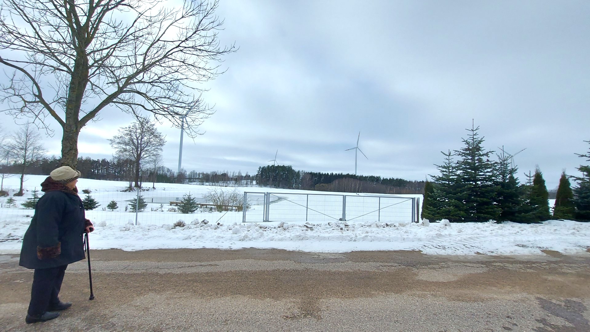 Mieszkanka wsi Żywa Woda mówi, że wiatraki mają fatalny wpływ na zdrowie jej rodziny