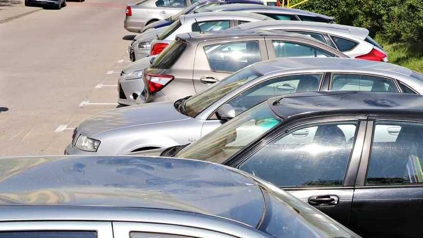 W Suwałkach jest coraz więcej samochodów z tablicami rejestracyjnymi z innych miast