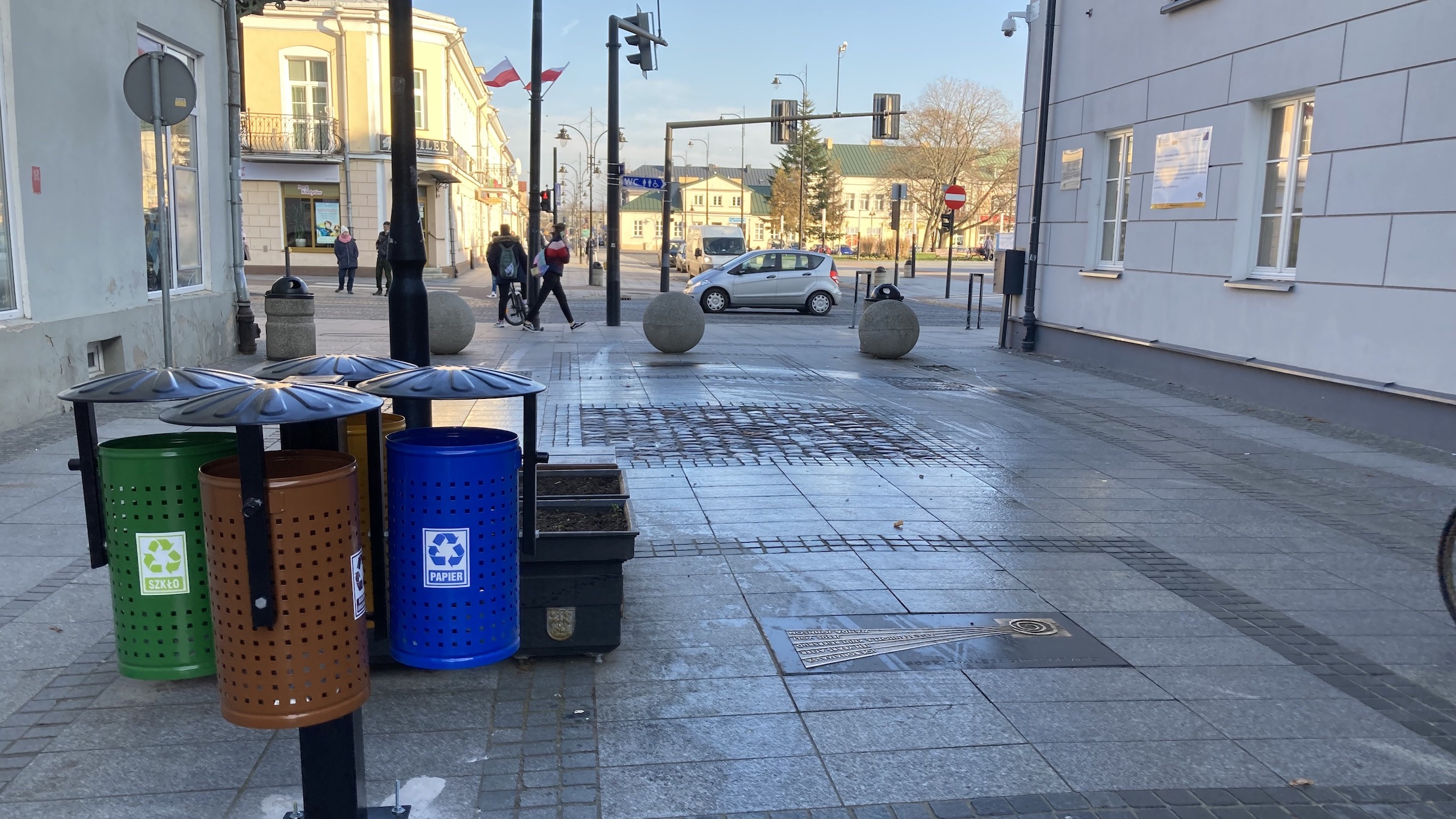 Szpecące pojemniki do segregacji śmieci, ustawione na suwalskiej ulicy Chłodnej, zmieniły lokalizację