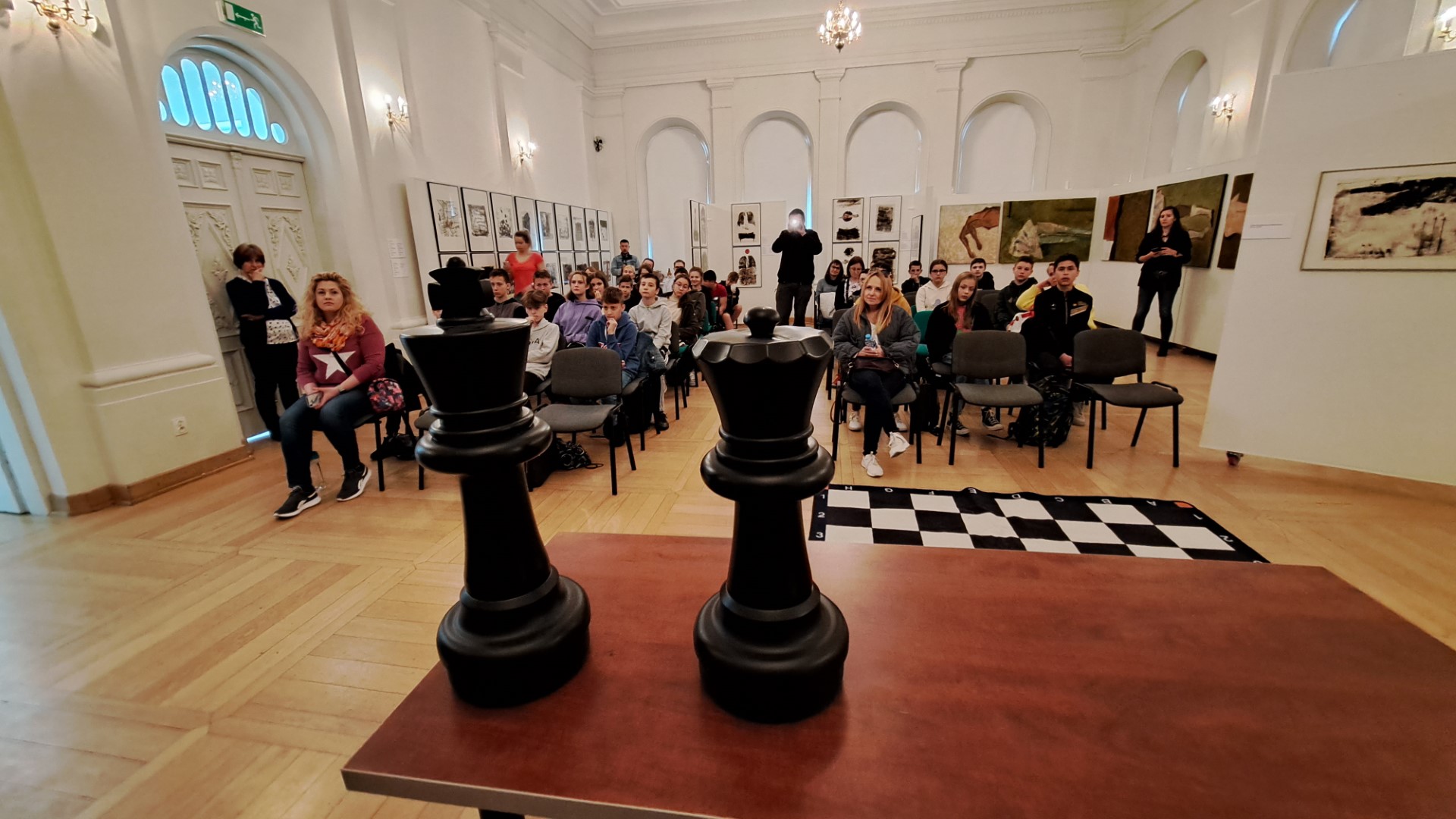 Lepili pączki, poszukiwali książek i rozszyfrowywali hasło z pomocą szachownicy