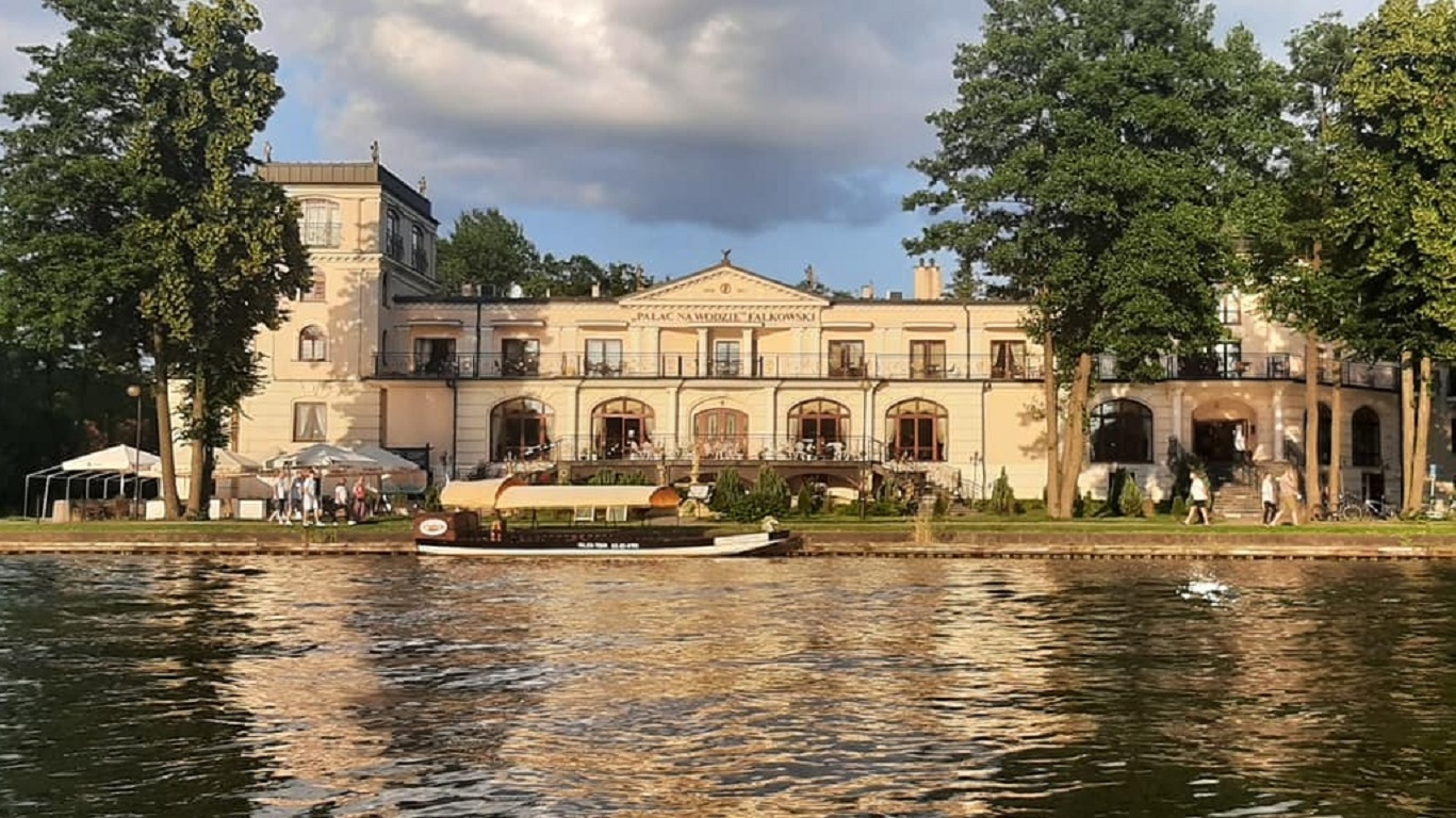 Opowieści różnej treści - kombatanci w "Pałacu na wodzie”