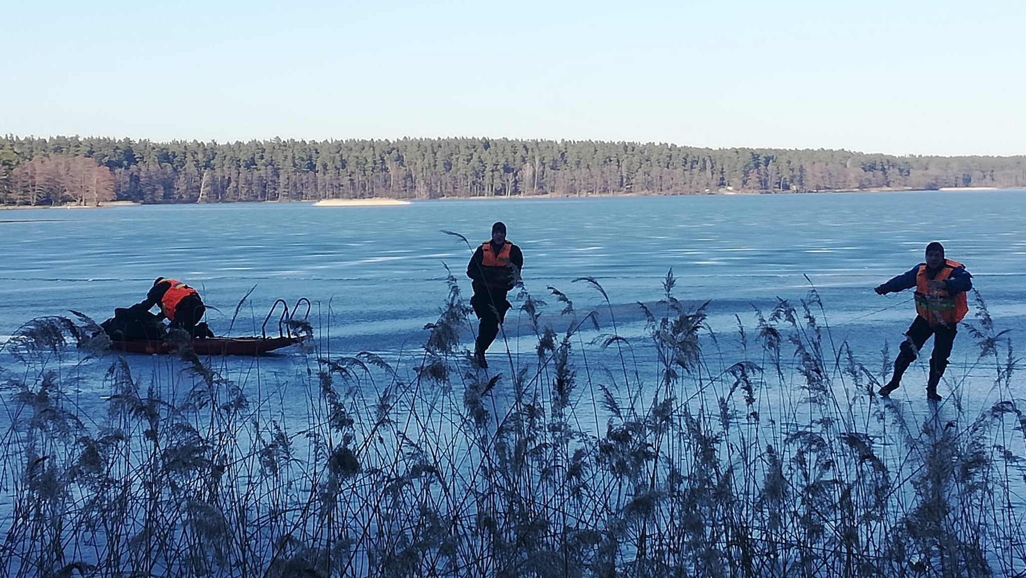 Dzięki szybkiej reakcji dwóch 14-latek udało się uratować mężczyznę, pod którym załamał się lód