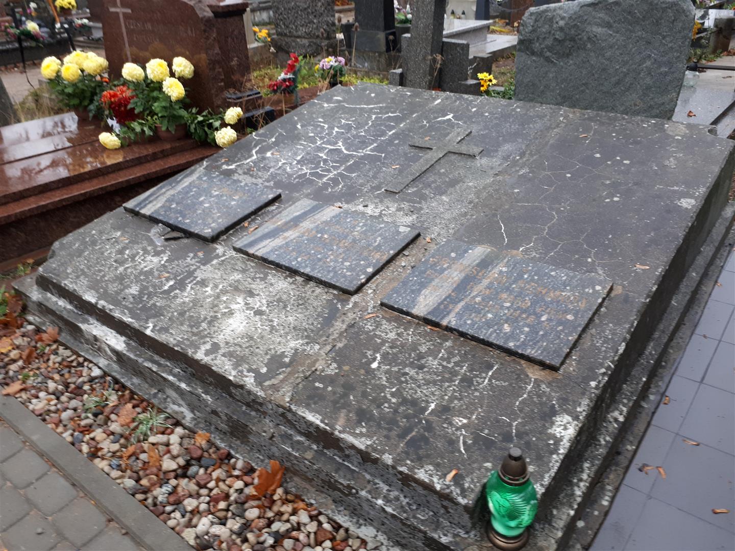 Kwesta na odnowienie zabytkowych pomników na cmentarzu przy Bakałarzewskiej w Suwałkach