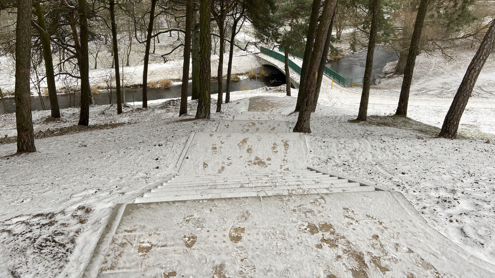 W wykryciu włamywacza pomogły... ślady na śniegu