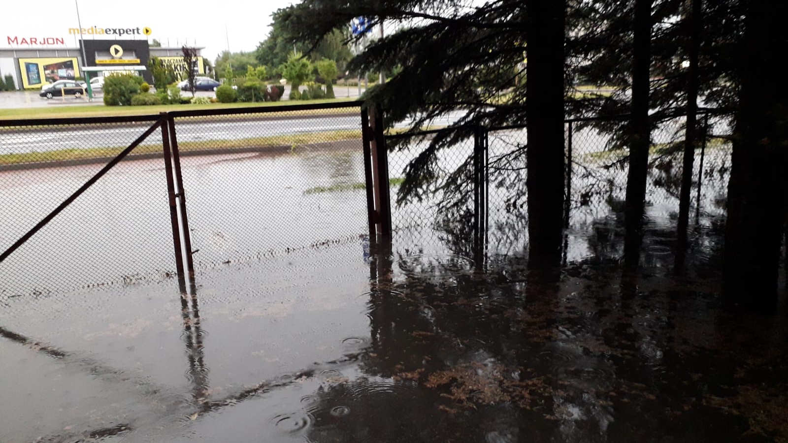 Specjaliści zbadają przyczynę zalewania działek przy ulicy Mazurskiej w Augustowie