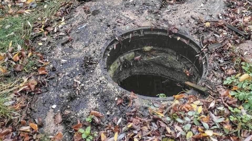 Kto ukradł pokrywy od studzienek kanalizacyjnych w Augustowie?