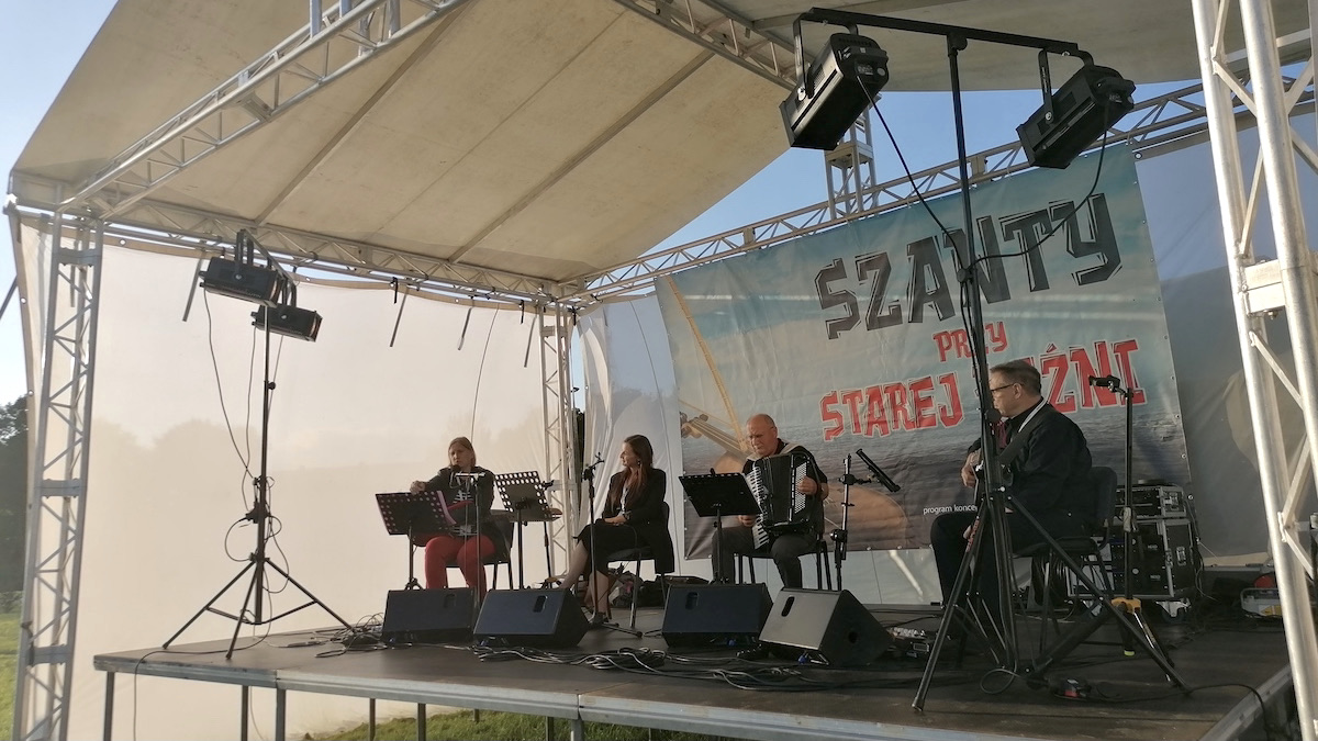 Żeglarskie piosenki w wykonaniu Augustowskiej Fabryki Dźwięku rozbrzmiewały na scenie ustawionej nad Czarną Hańczą