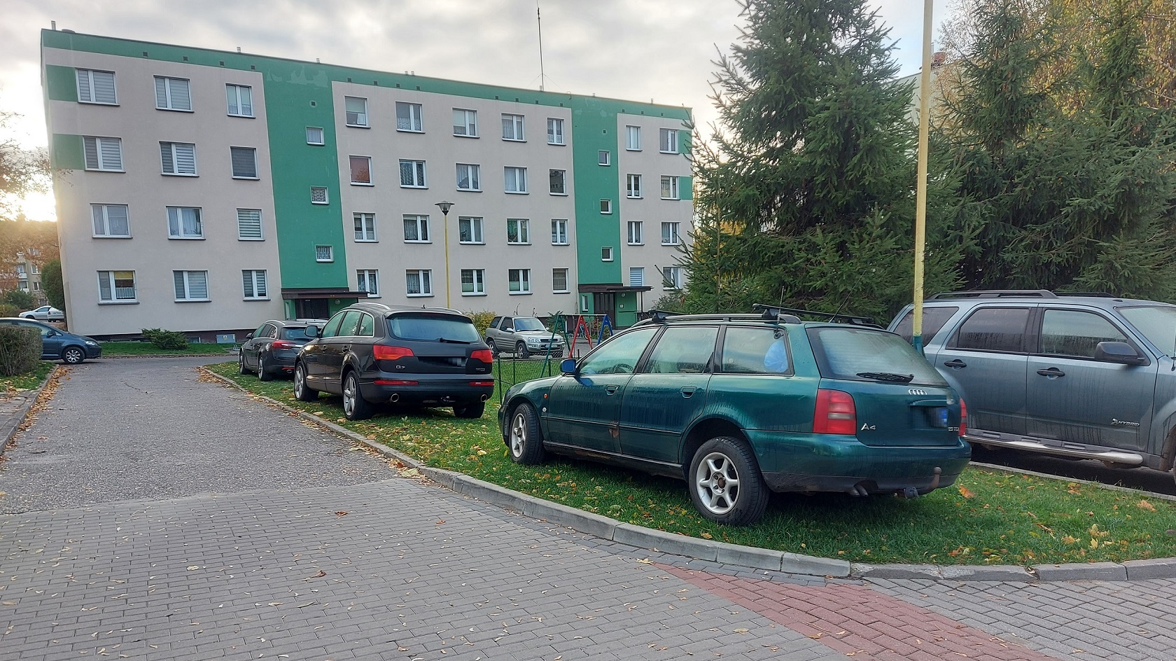 Mieszkańcy Spółdzielni Mieszkaniowej w Augustowie skarżą się samochody zostawiane nawet na trawnikach