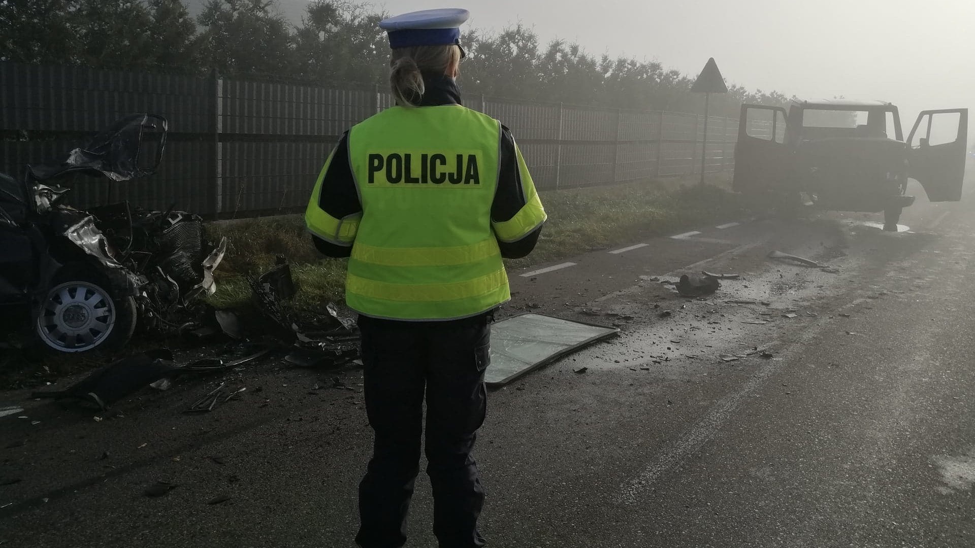 Trzy osoby trafiły do szpitala po wypadku spowodowanym prawdopodobnie przez 19-letniego kierowcę