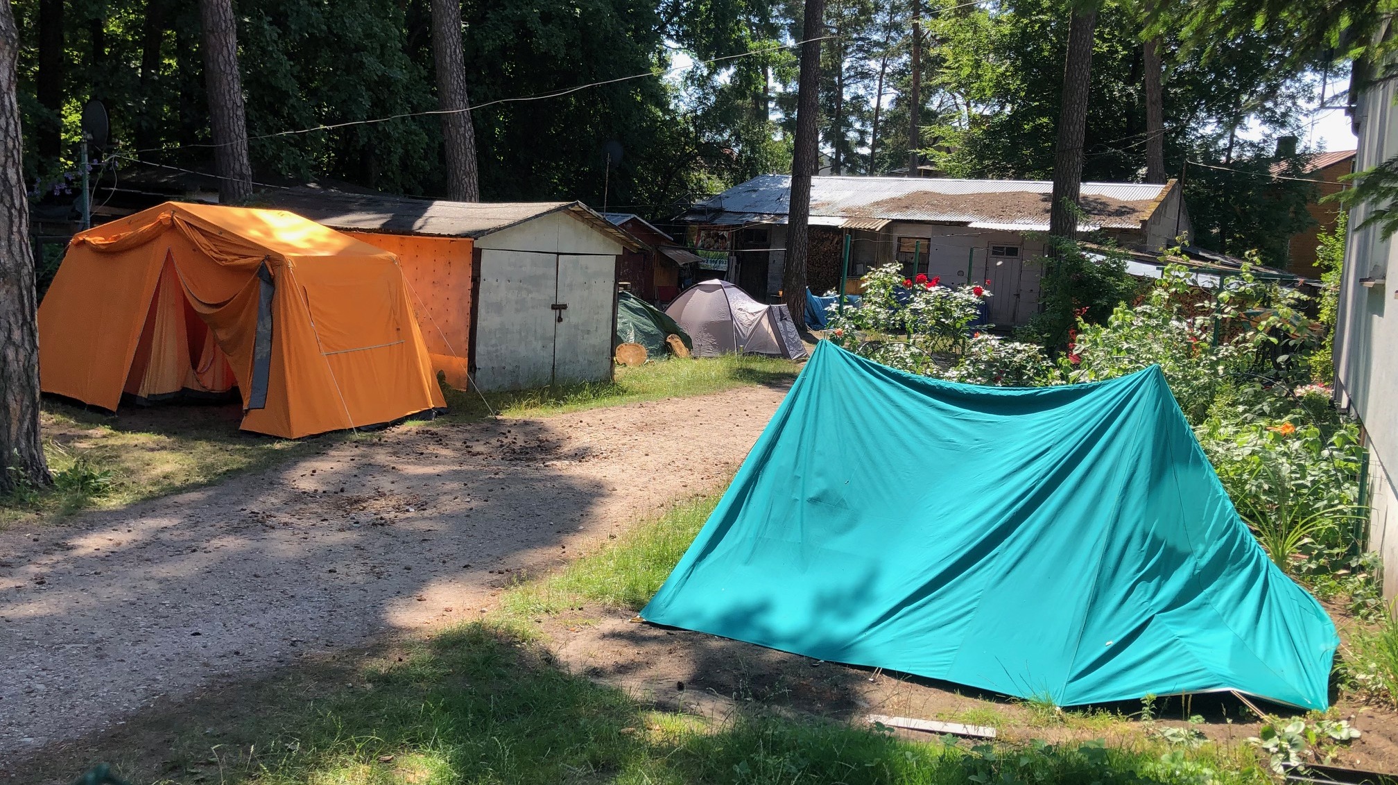 Augustowska policja regularnie sprawdza, co dzieje się wokół budynku przy ul. Zarzecze 20