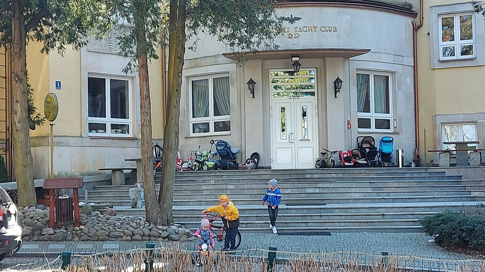 Ponad 400 uchodźców przebywa w Oficerskim Yacht Clubie w Augustowie