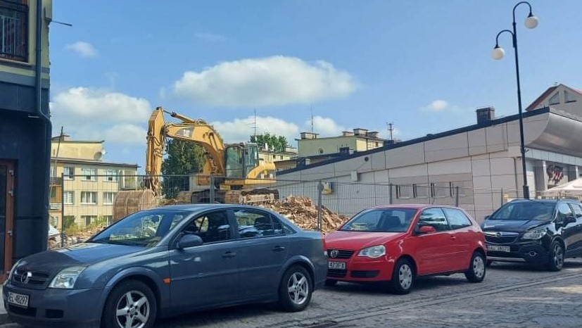 W końcu wyburzono zagrażający bezpieczeństwo przechodniów ponad 100-letni budynek w Augustowie