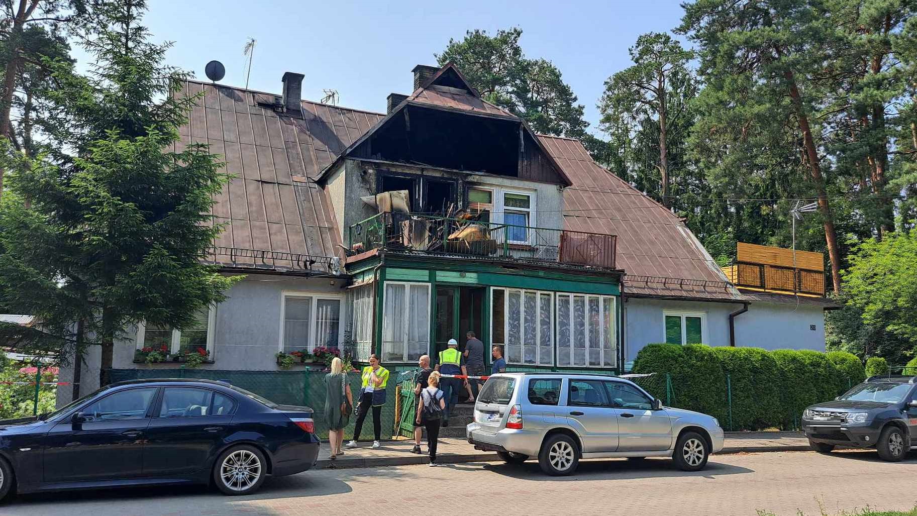 22 osoby straciły dach nad głową po pożarze domu komunalnego w Augustowie