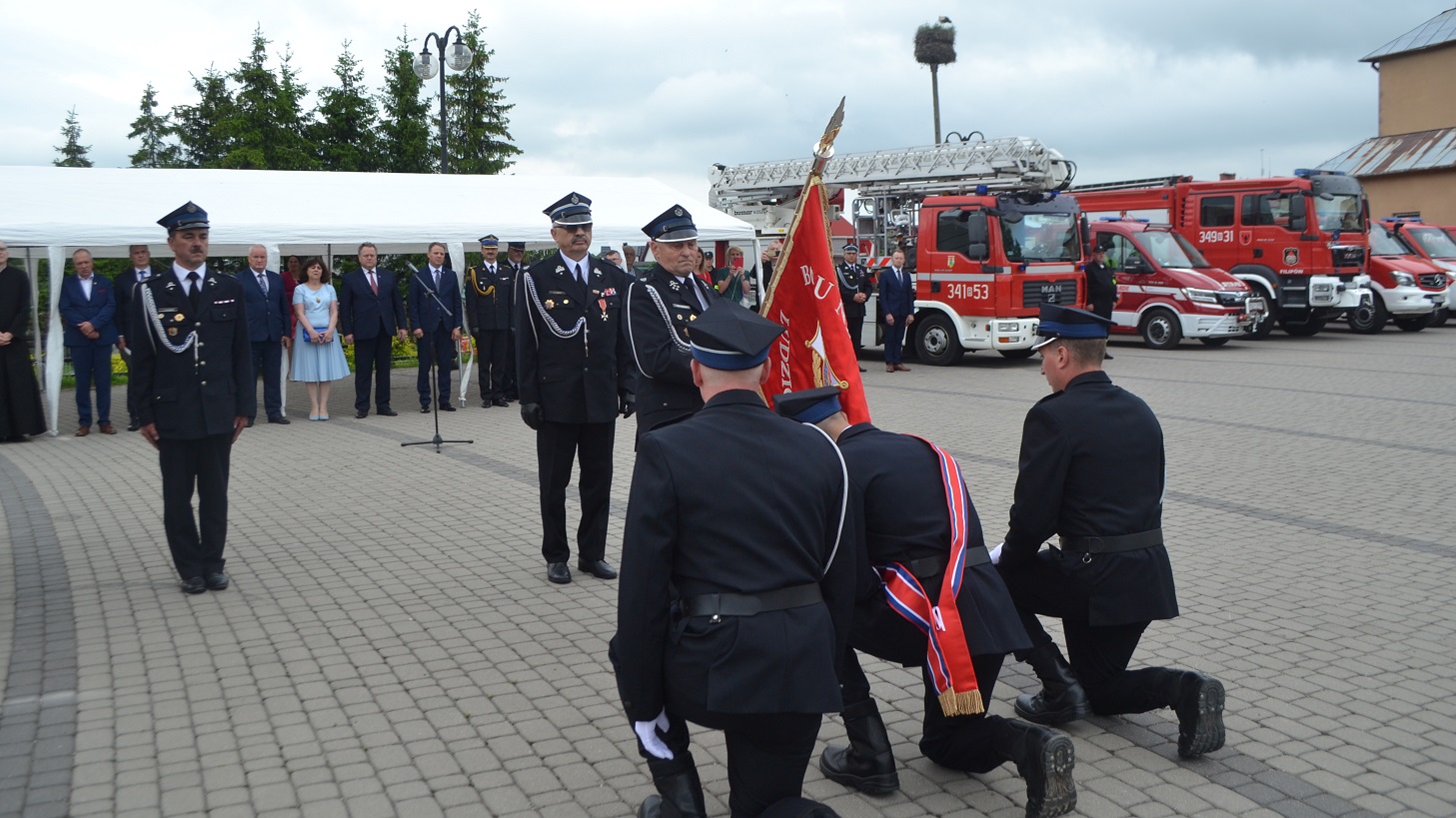 Druhowie z Ochotniczej Straży Pożarnej w Zuśnie otrzymali sztandar