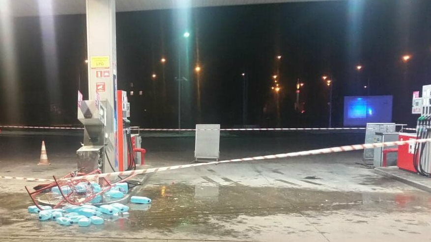 Kierowca ciężarówki uszkodził dystrybutor na stacji paliw
