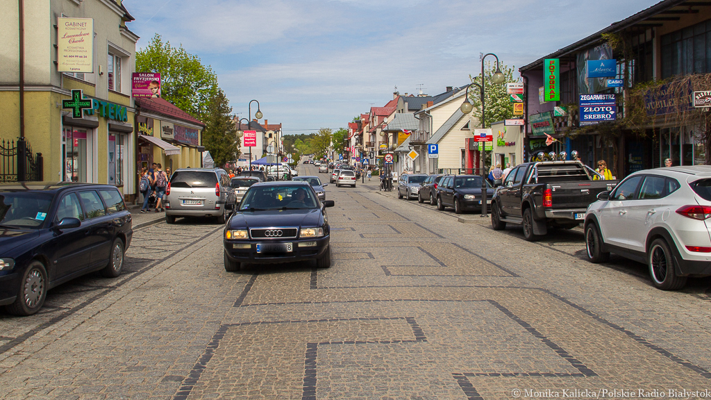 W Augustowie przybywa turystów i... problemów z niewłaściwym parkowaniem