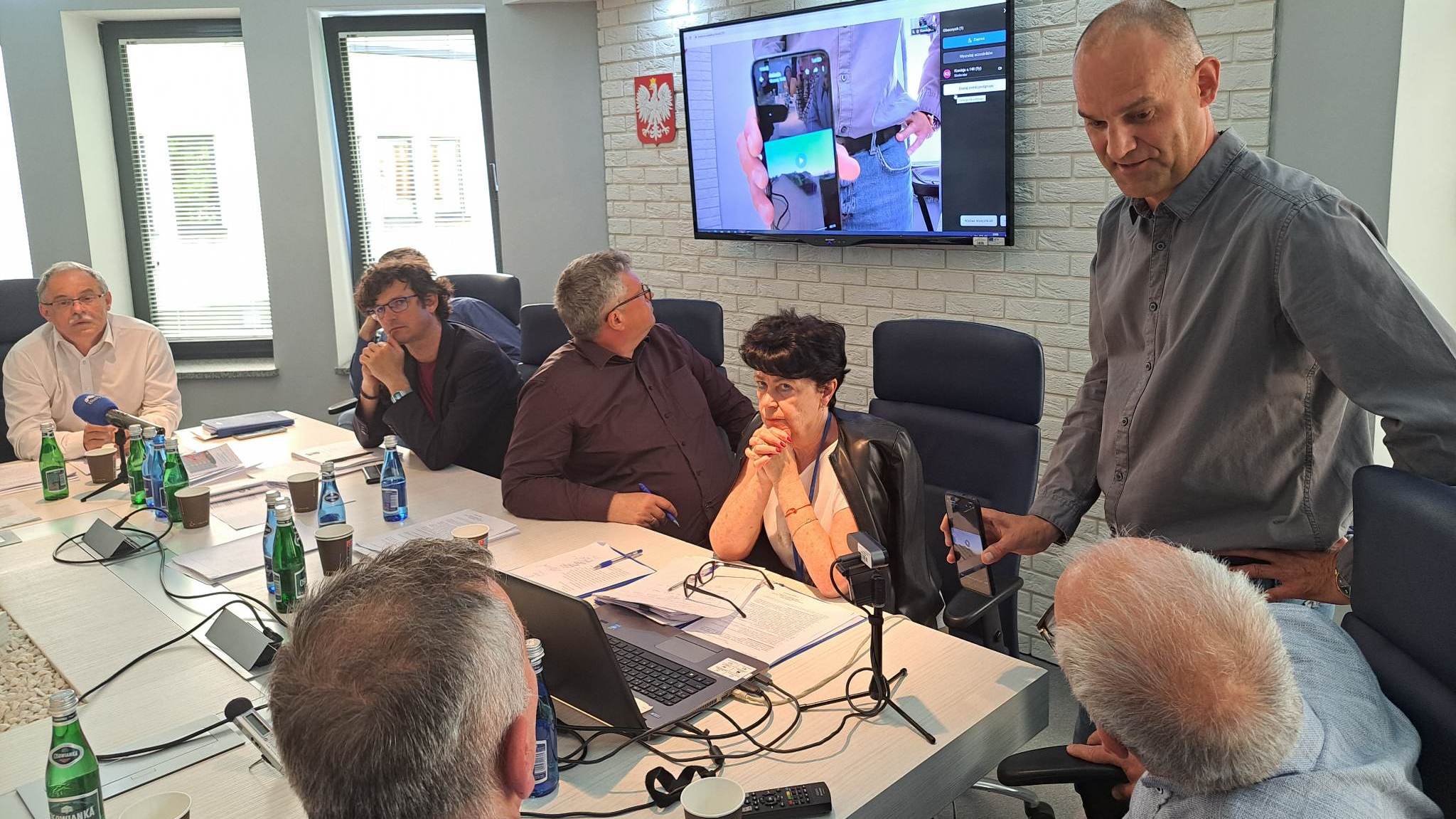 Czy tresowane sokoły przepędzą wrony, które utrudniają życie mieszkańcom suwalskiej ulicy Szpitalnej?