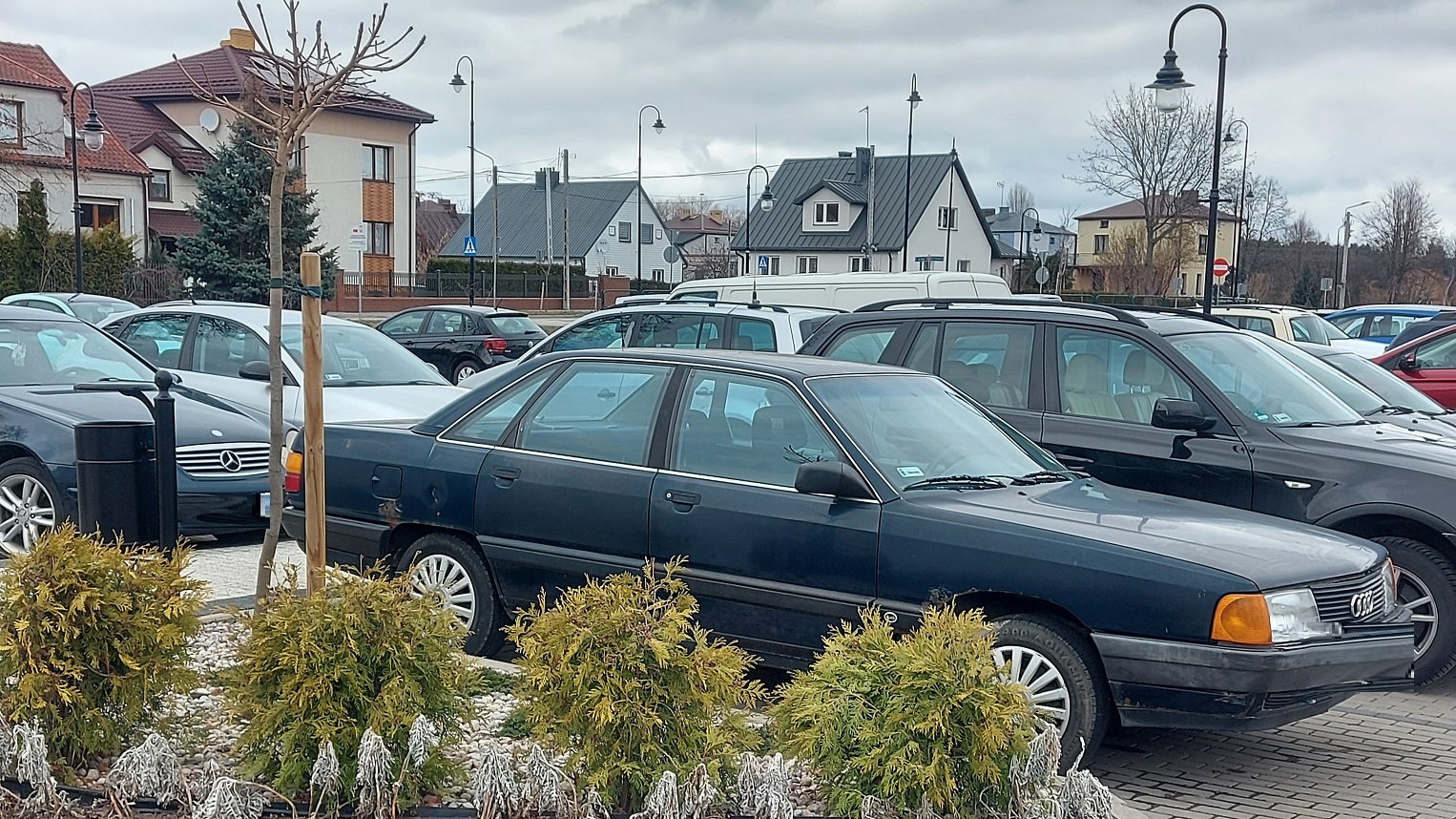 Na kolejny pozostawiony w miejscu publicznym samochód skarżą się mieszkańcy Augustowa