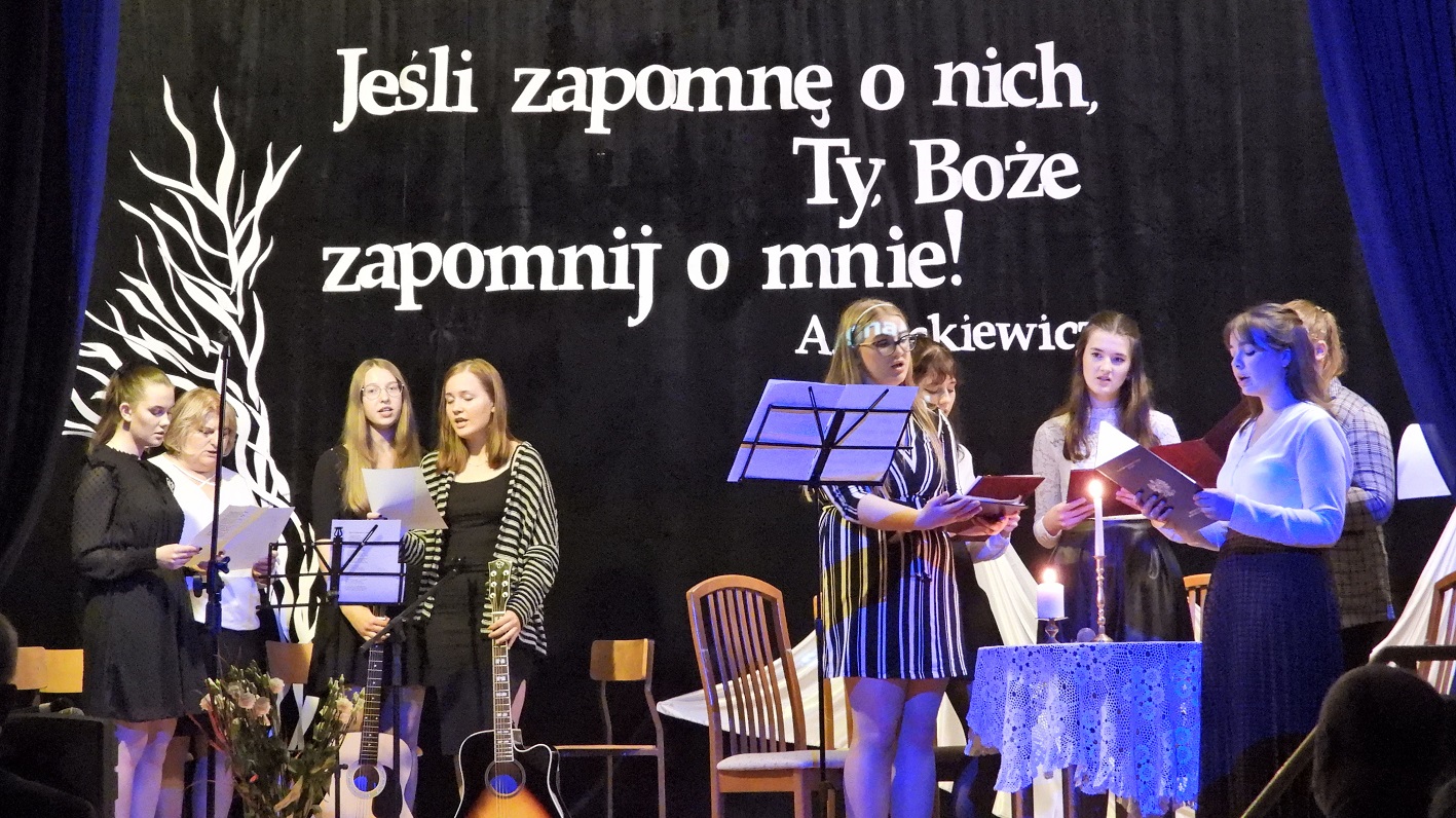 W Zespole Szkół Ogólnokształcących w Sejnach uczczono pamięć tych, którzy w latach 40. zostali zesłani na Sybir