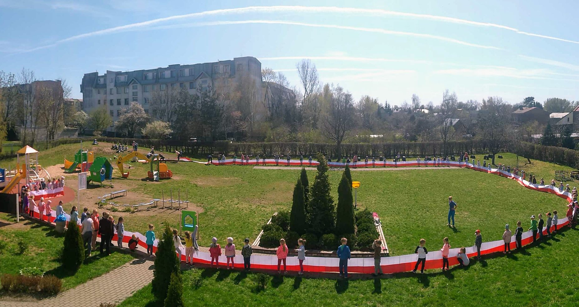 Przedszkolaki zrobiły najdłuższą flagę w Suwałkach